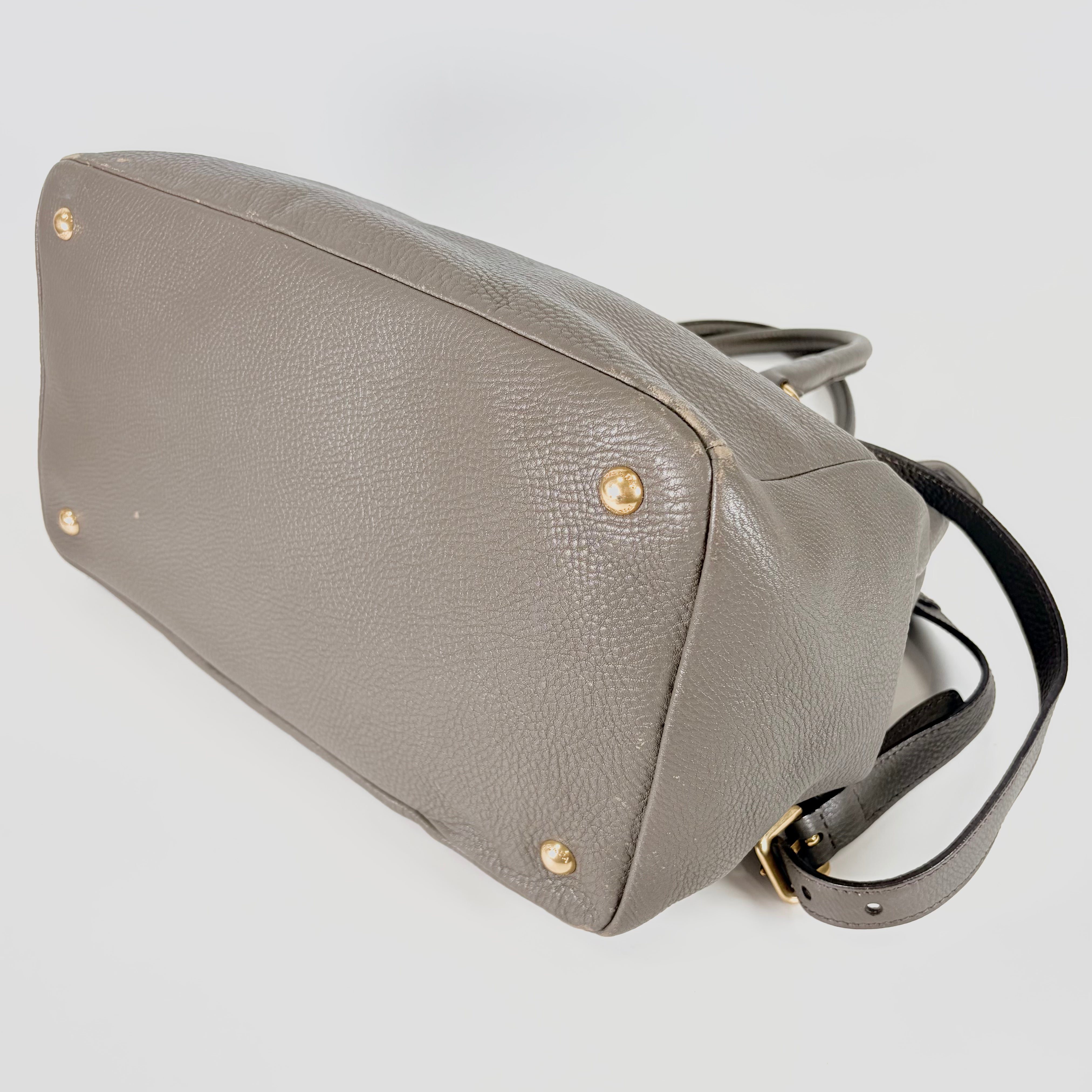 2605 secondhand PRADA hand bag