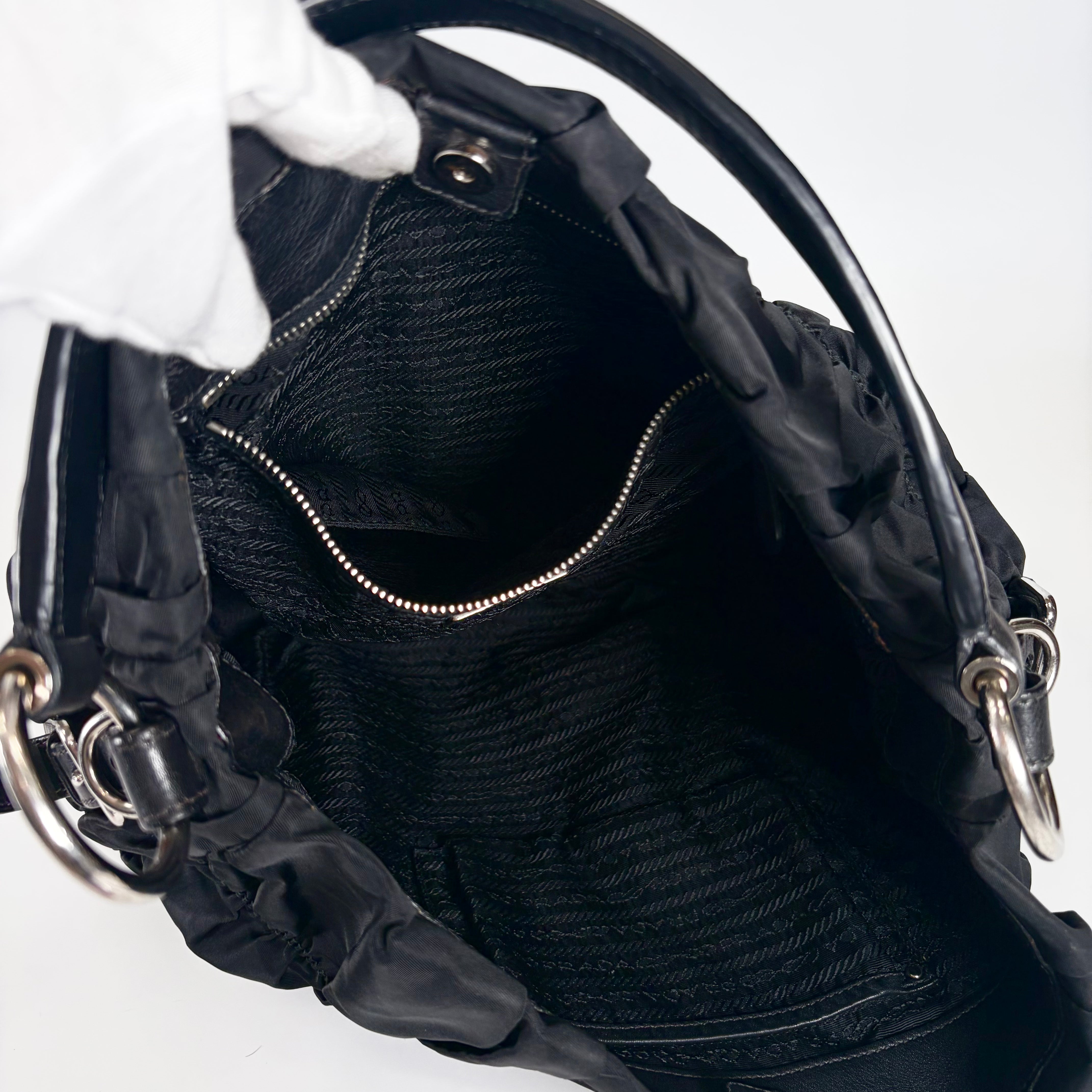 2605 secondhand PRADA Gaufre One shoulder