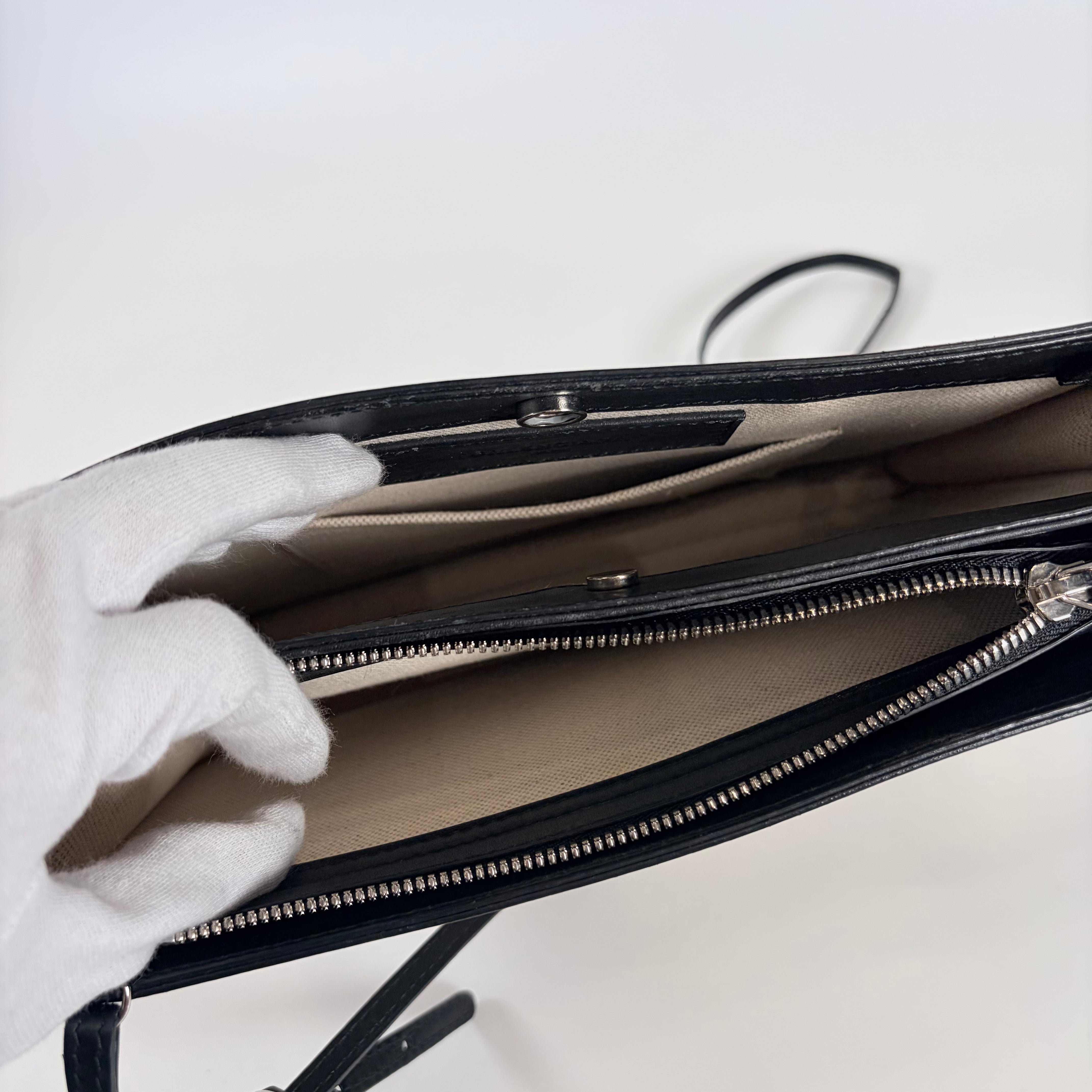 2605 secondhand BALENCIAGA Navy Pochette