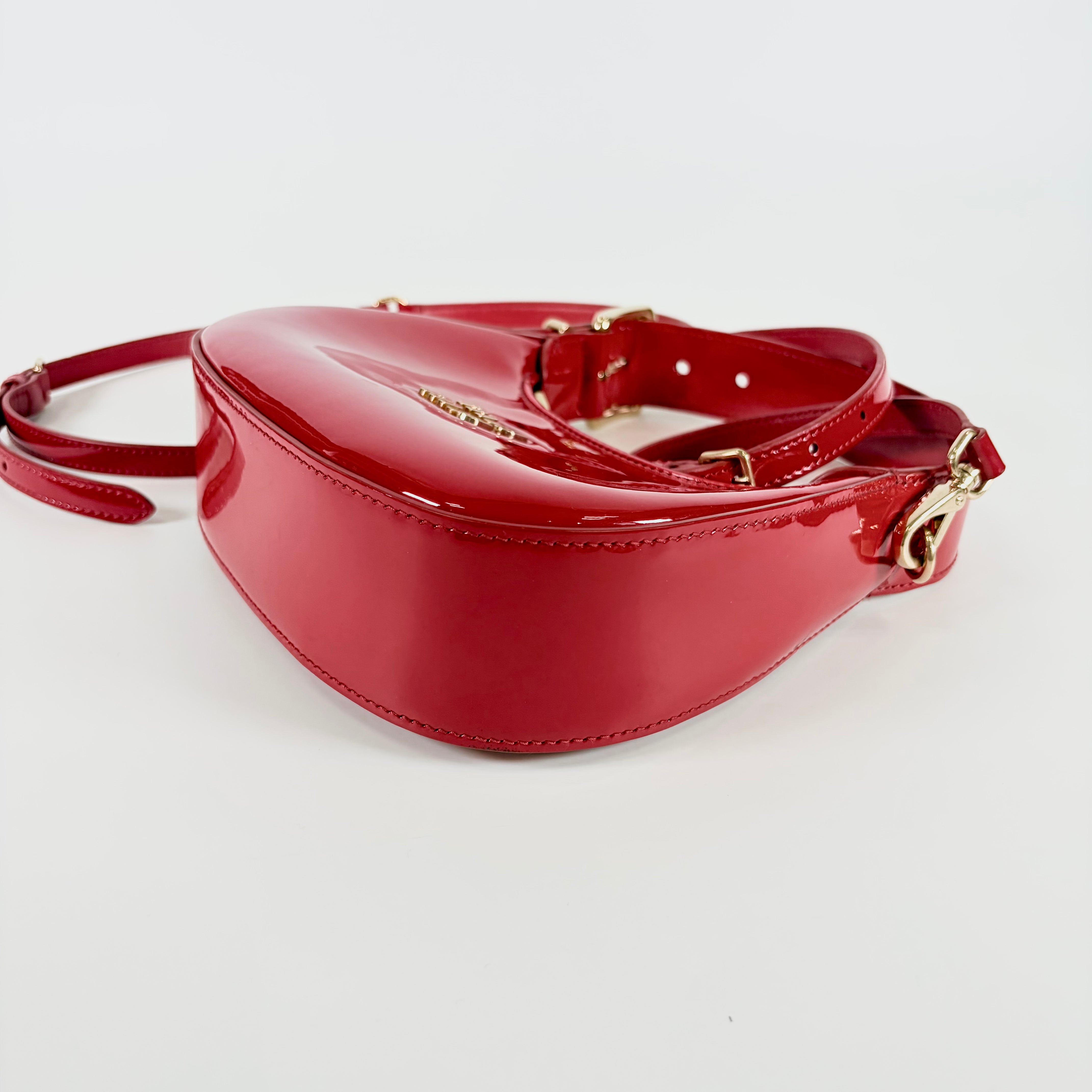 2604 secondhand MIUMIU patent hand bag