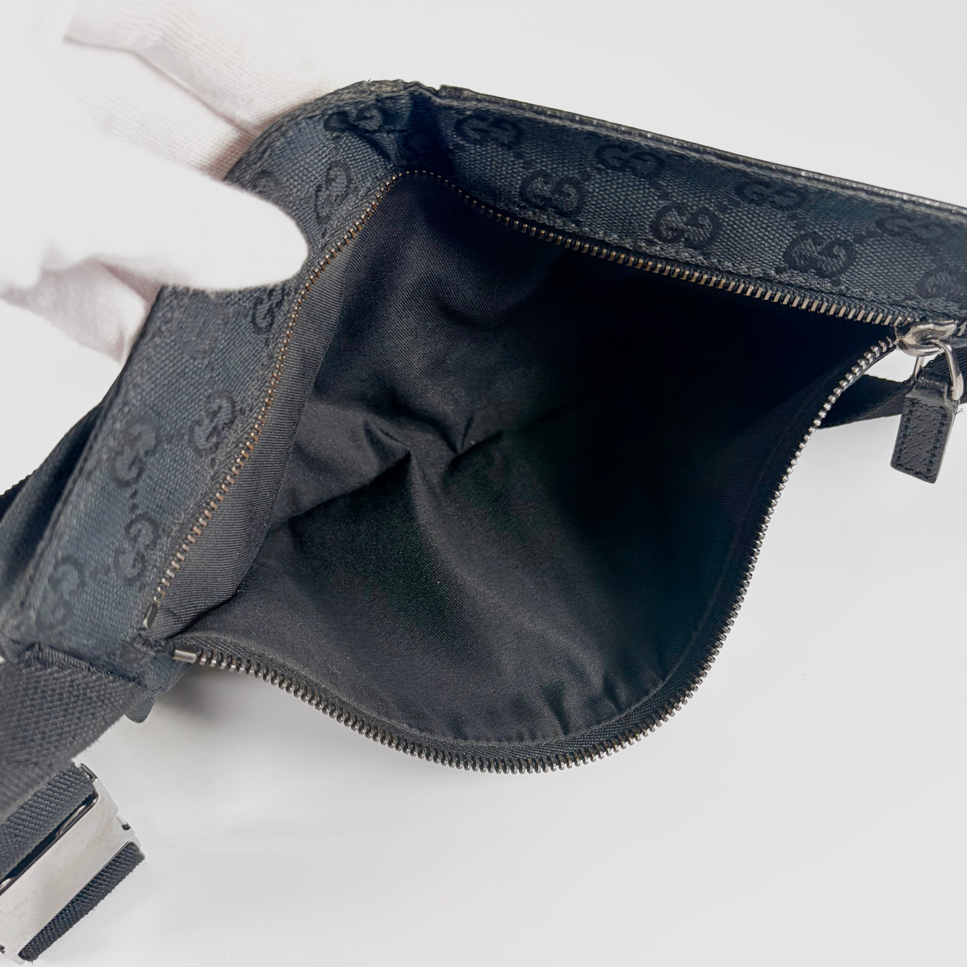 2604 secondhand GUCCI GG canvas Body Bag