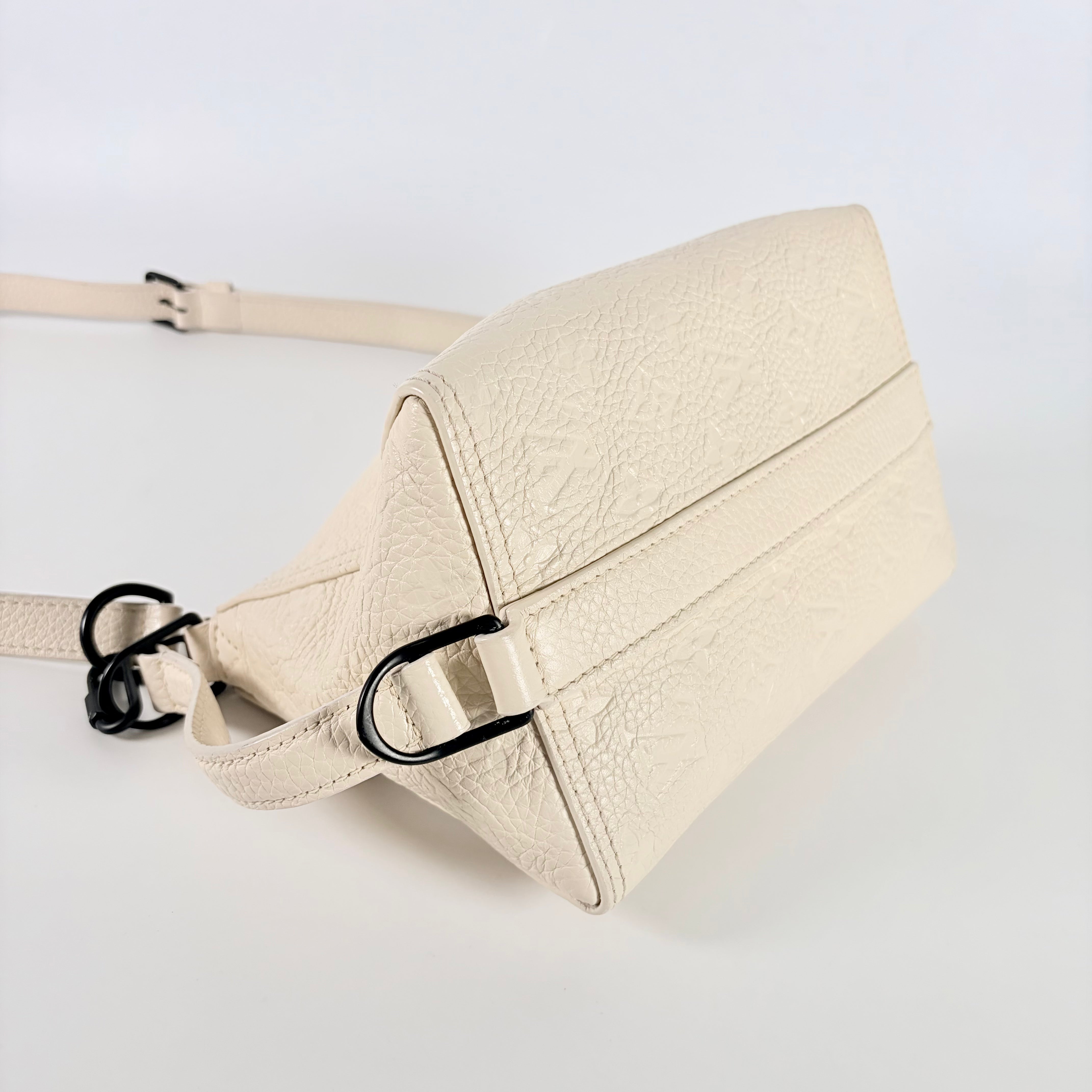 2605 secondhand LV brand bag