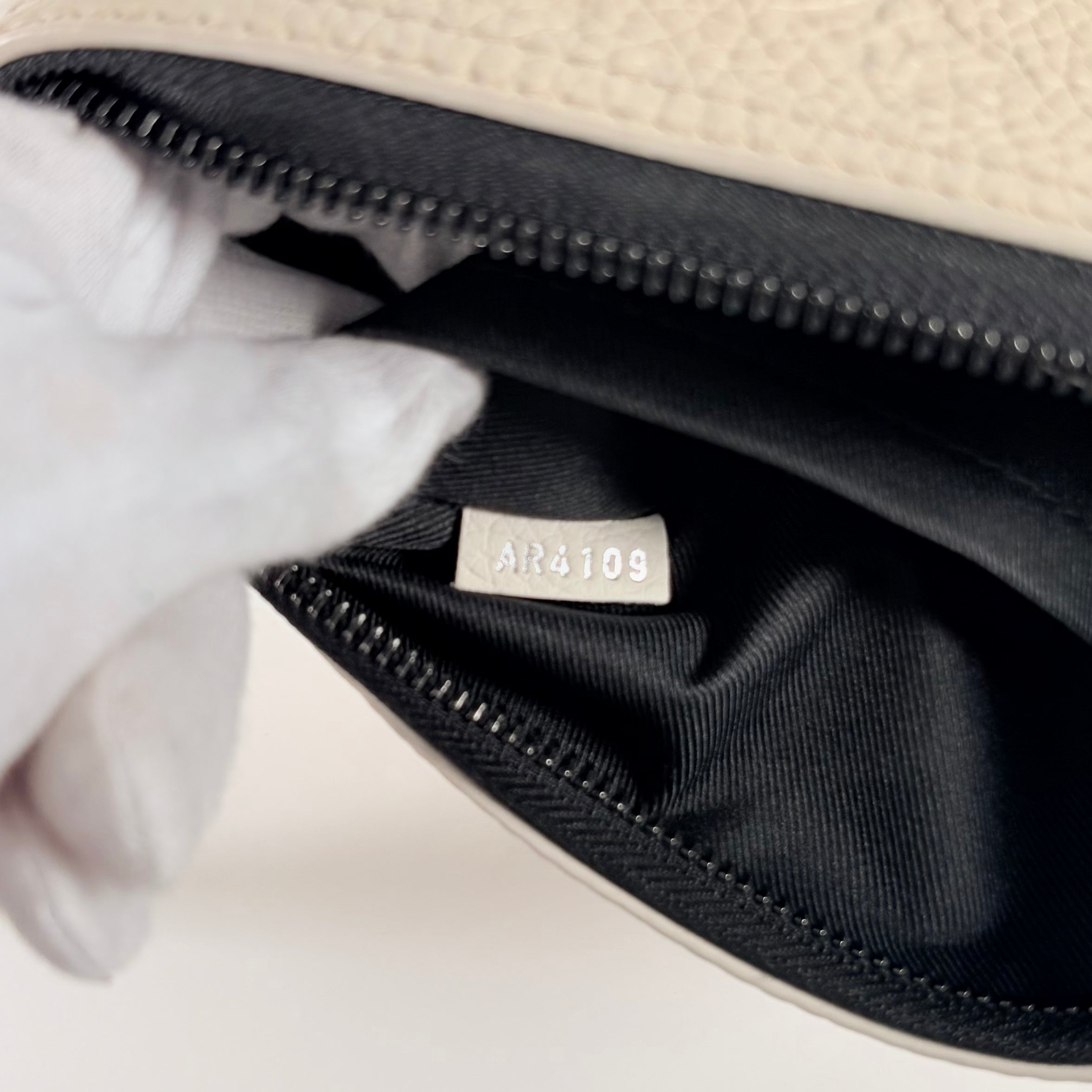 2605 secondhand LV brand bag