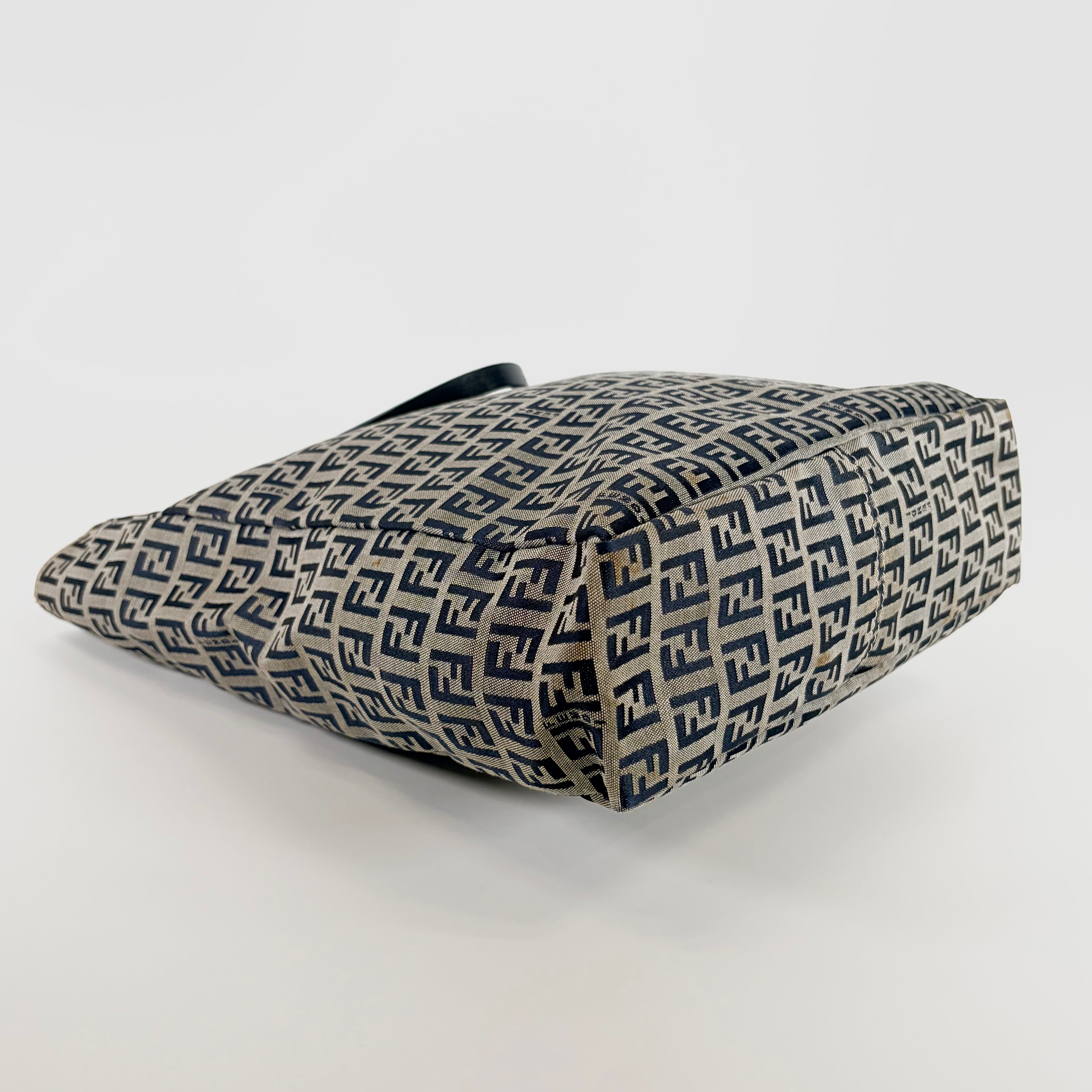 2605 secondhand FENDI brand bag 16456 canvas hand black