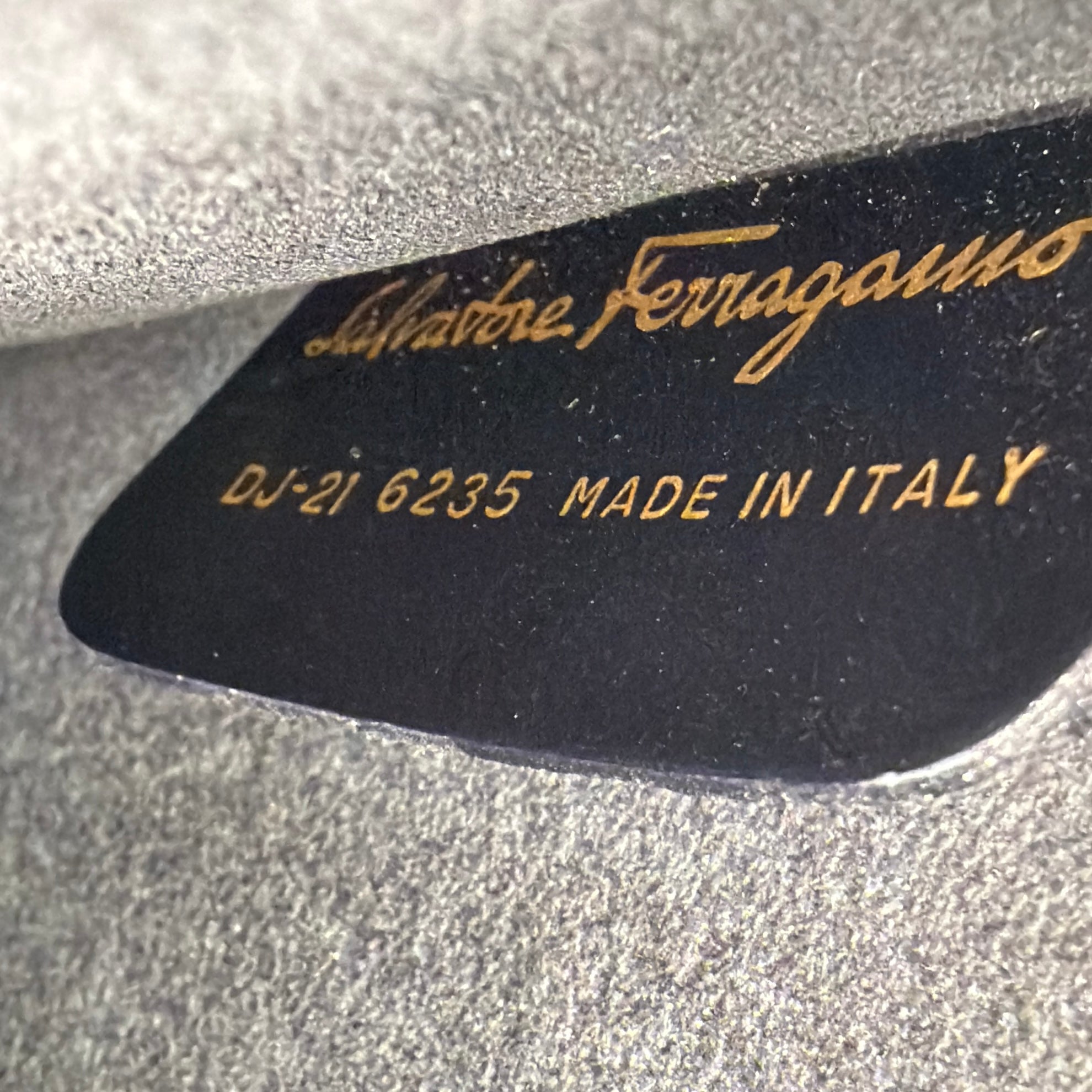 2606 secondhand Ferragamo patent hand bag