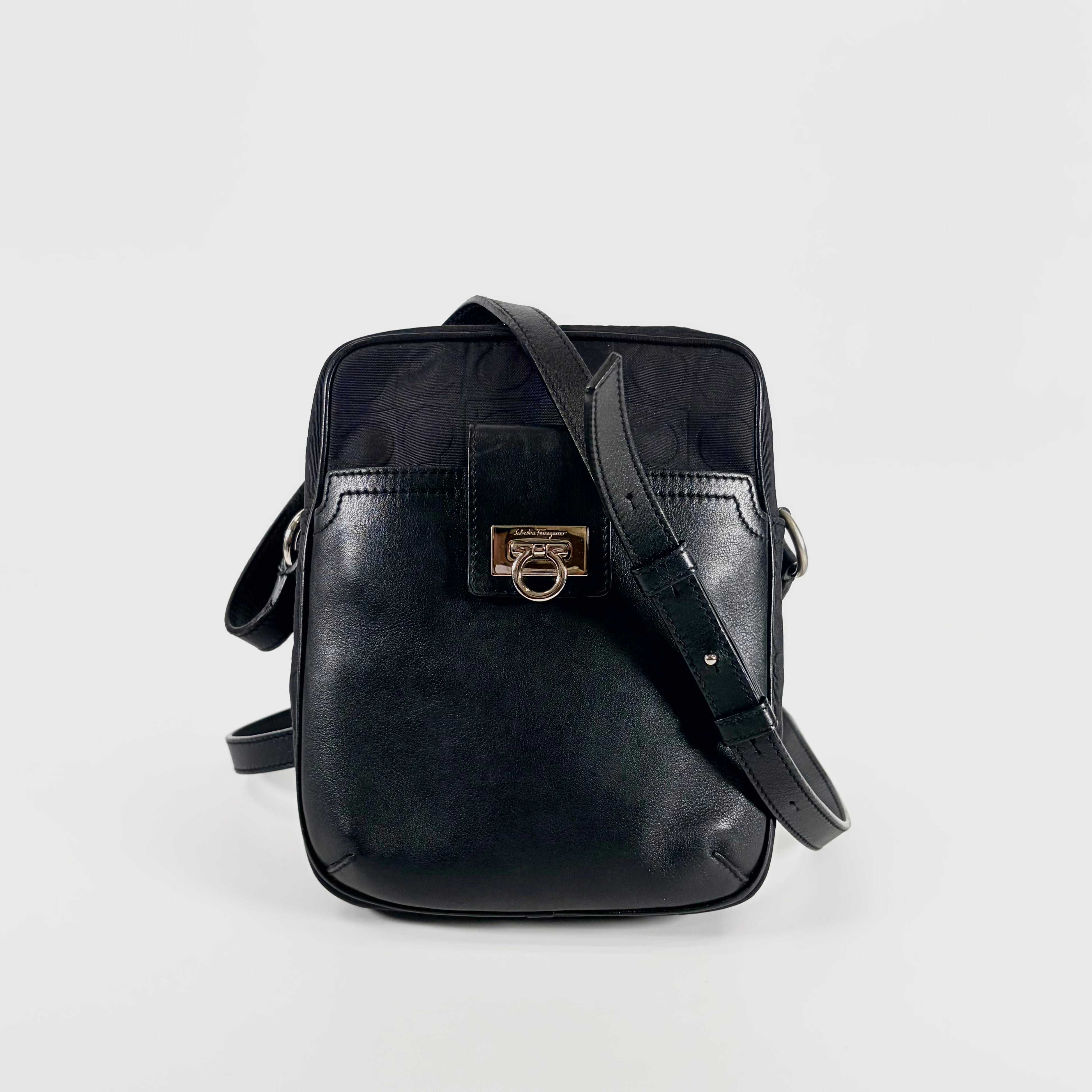 2606 secondhand Ferragamo Gancini Shoulder bag