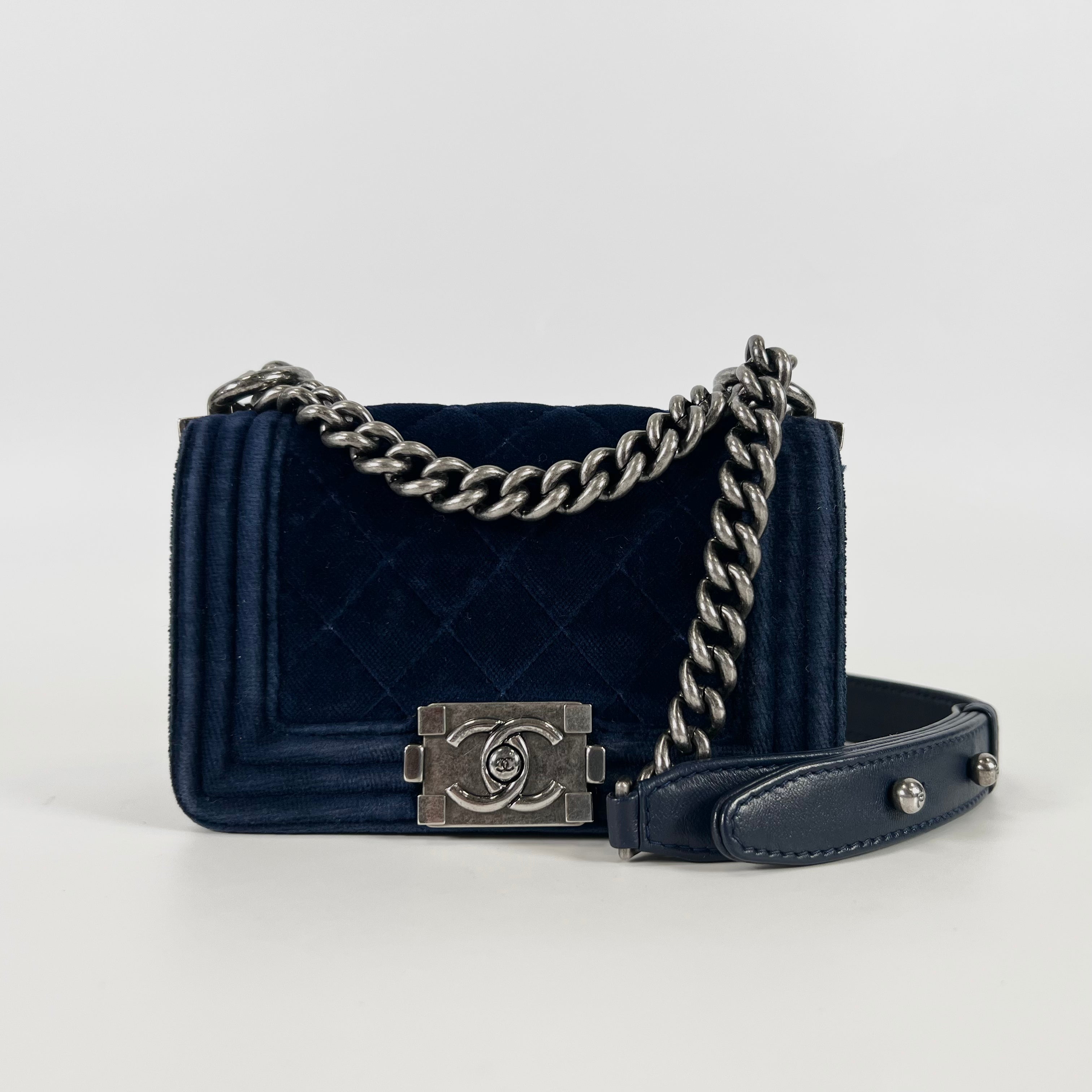 2511 CHANEL Chain Shoulder Bag