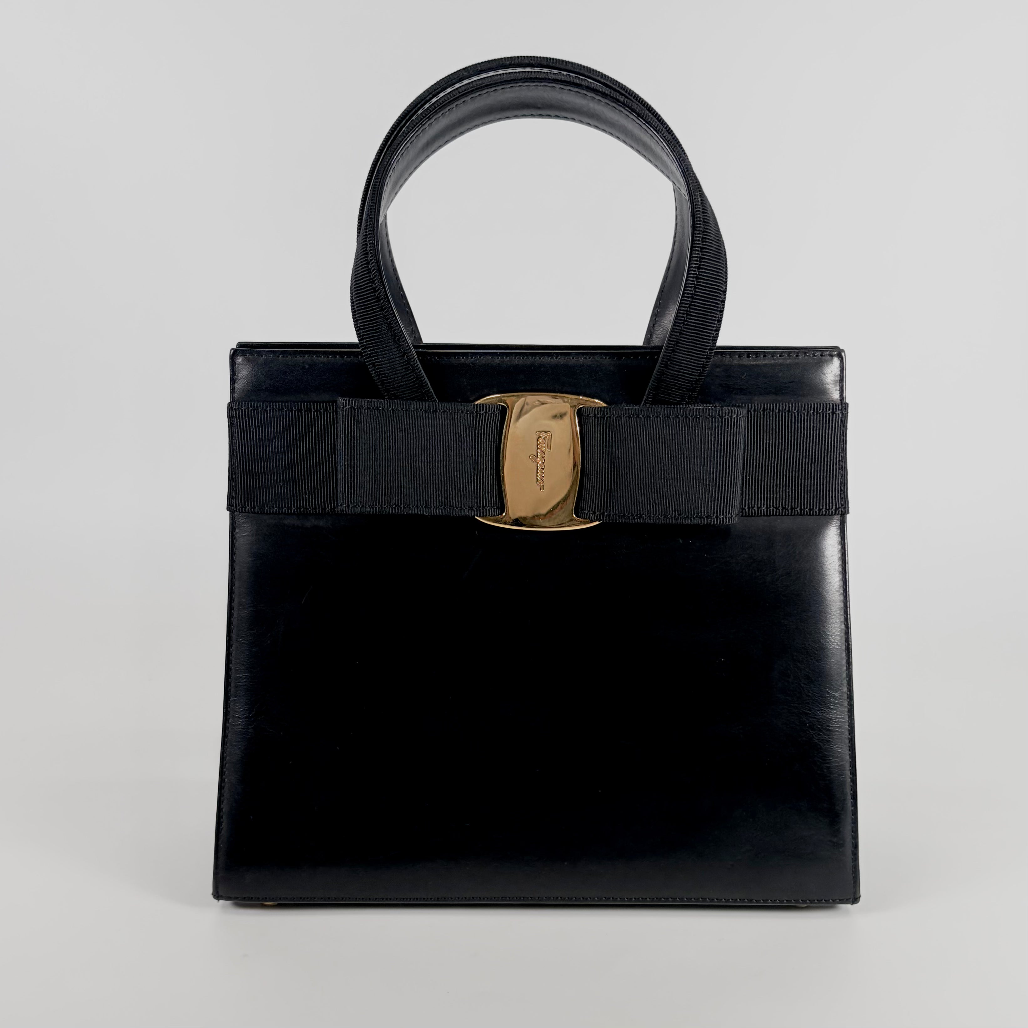 2607 secondhand Ferragamo Vara Ribbon hand bag