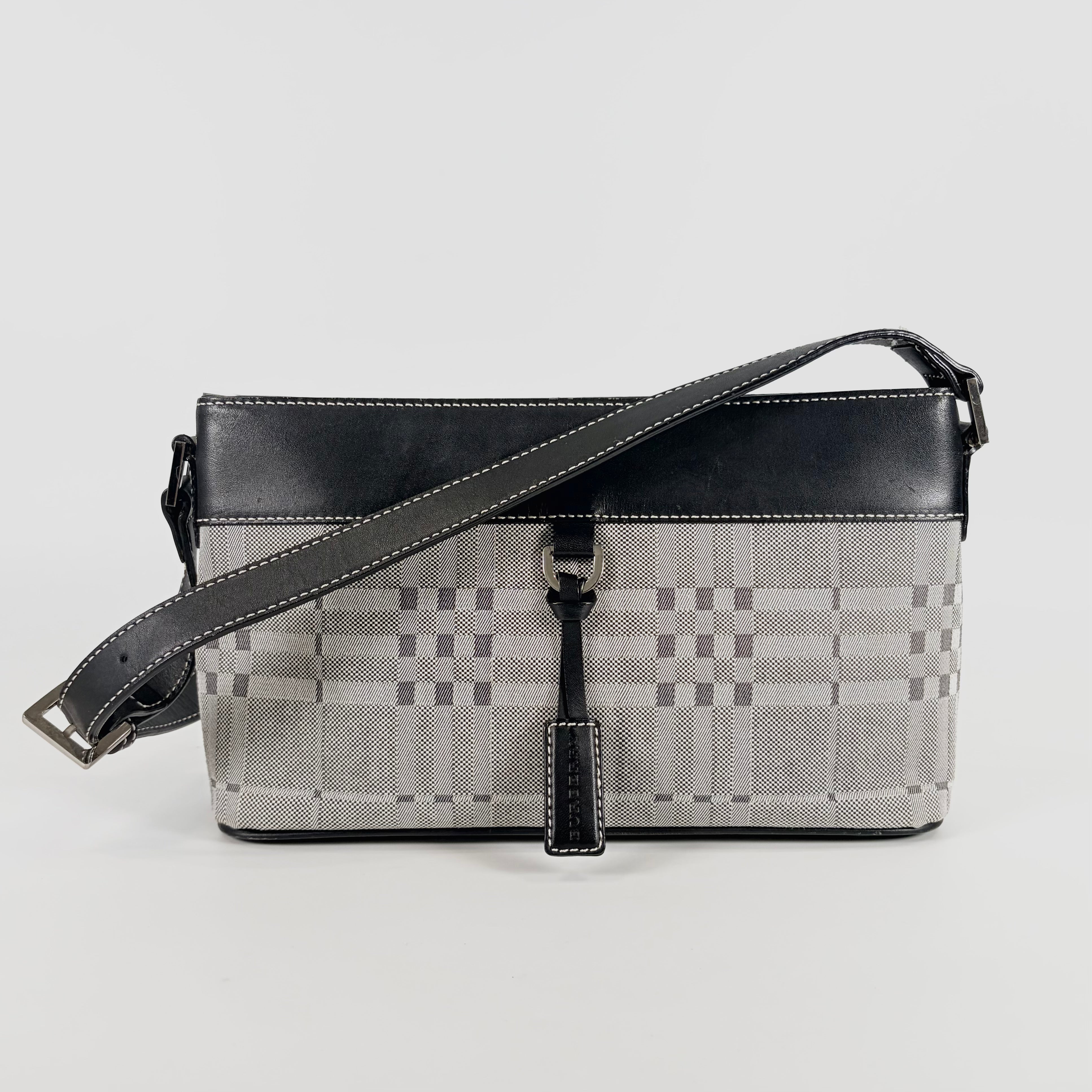 2607 secondhand Burberry Hand Bag