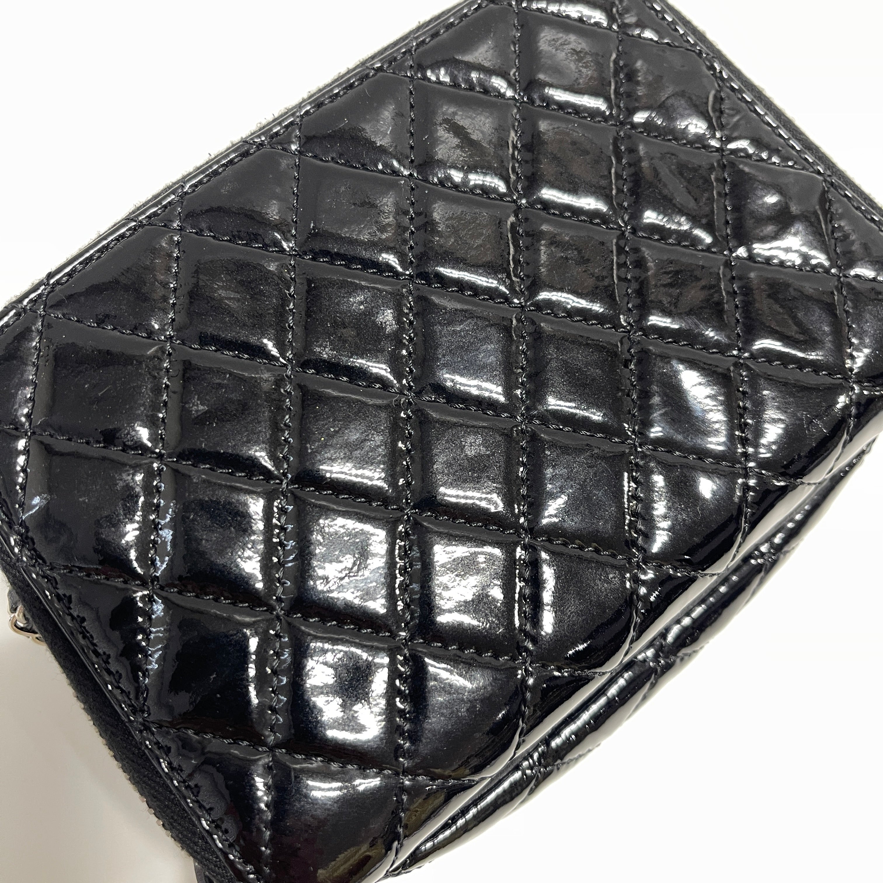 2512 secondhand CHANEL patent chain shoulderbag