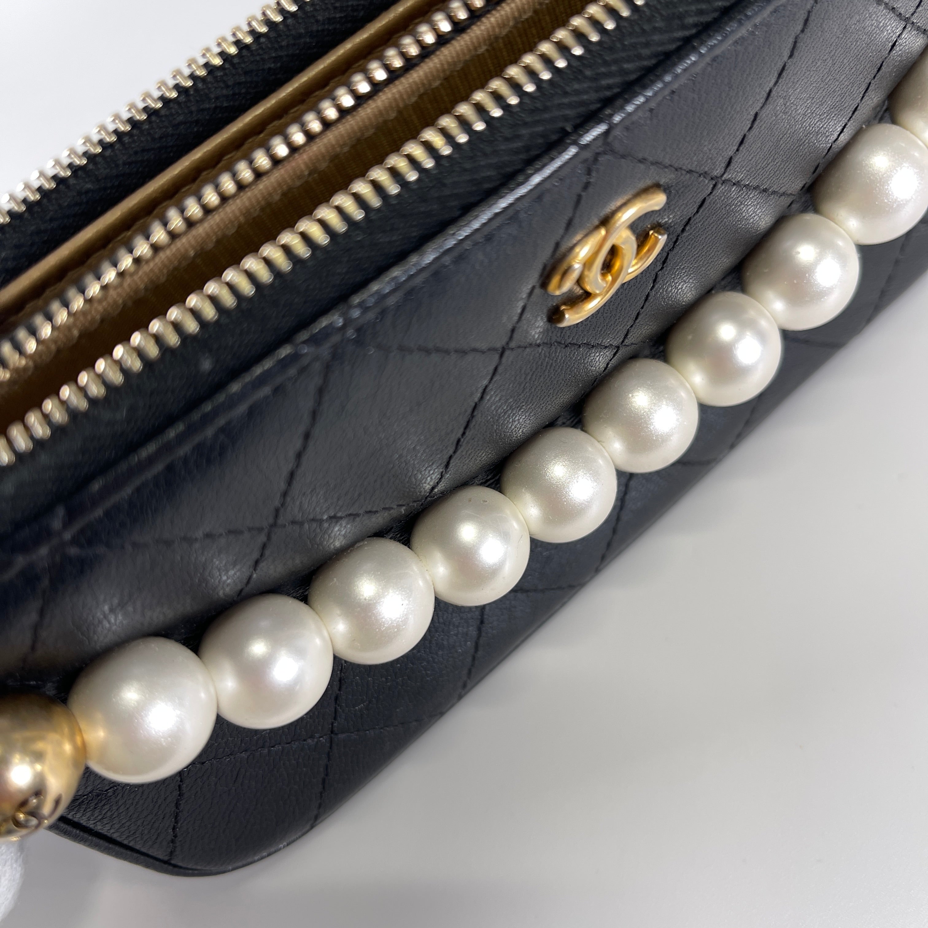 2601 secondhand CHANEL fake Pearl With Chain Wallet