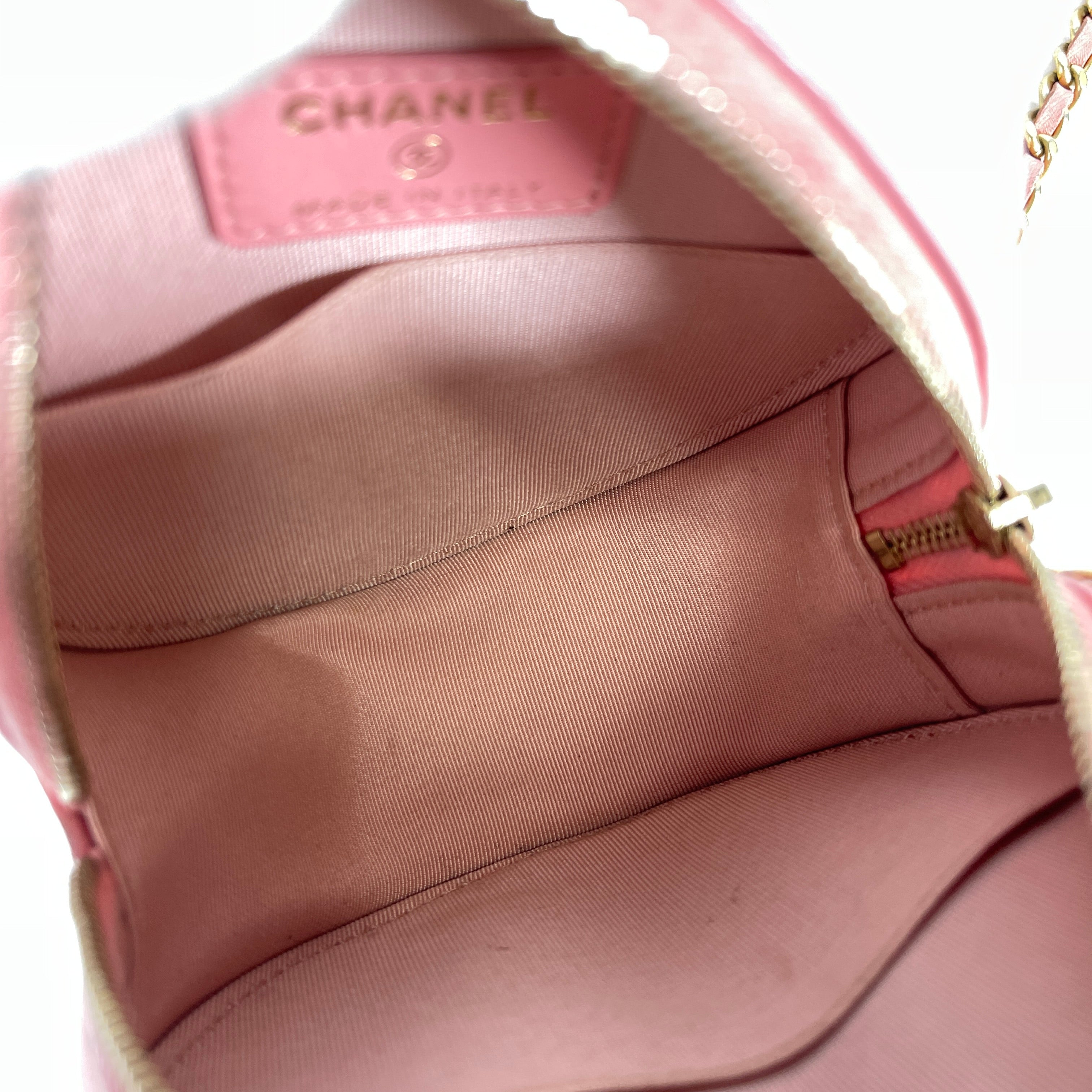 2601 CHANEL Chain Shoulder Bag