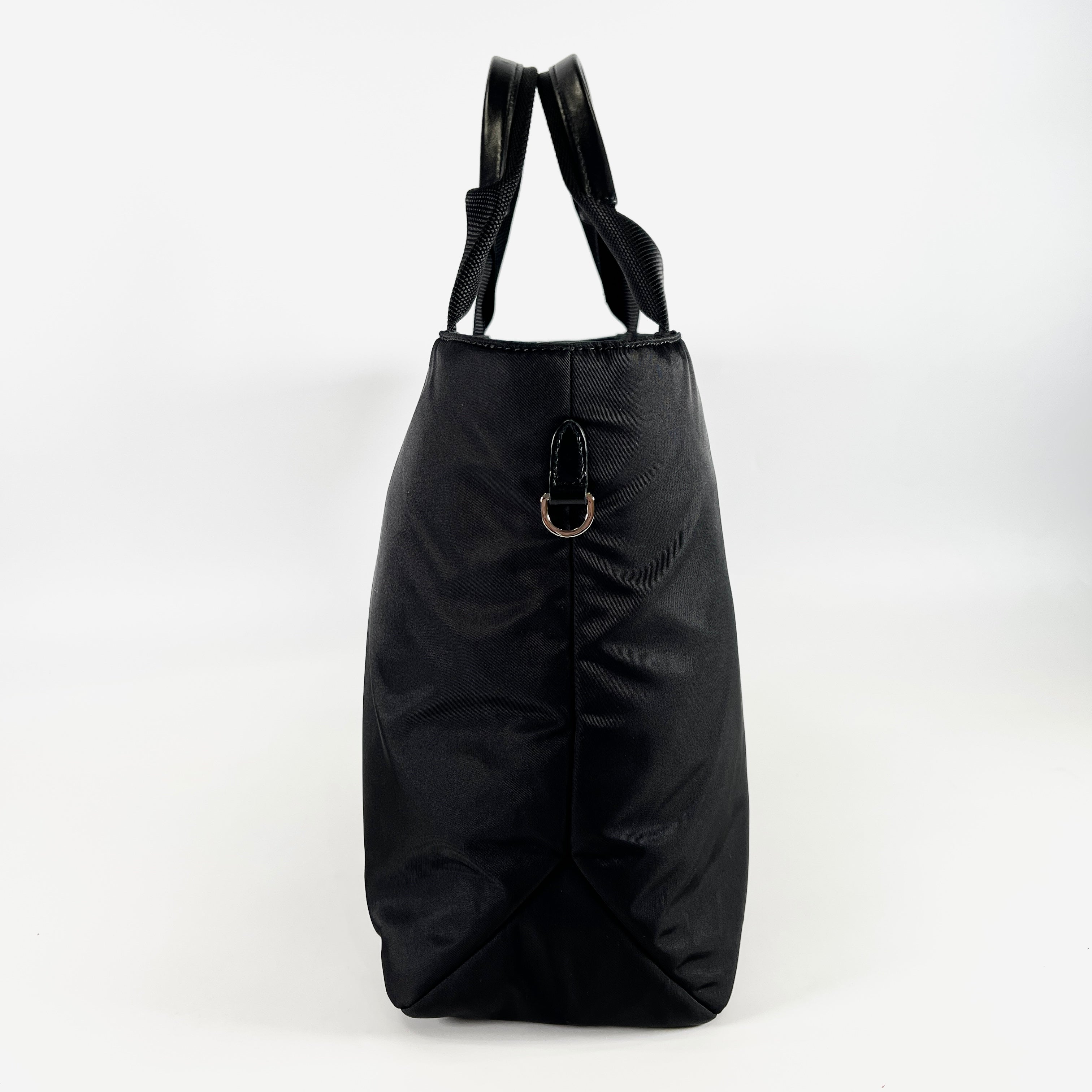 2602 secondhand PRADA handbag ? logo plate nylon black