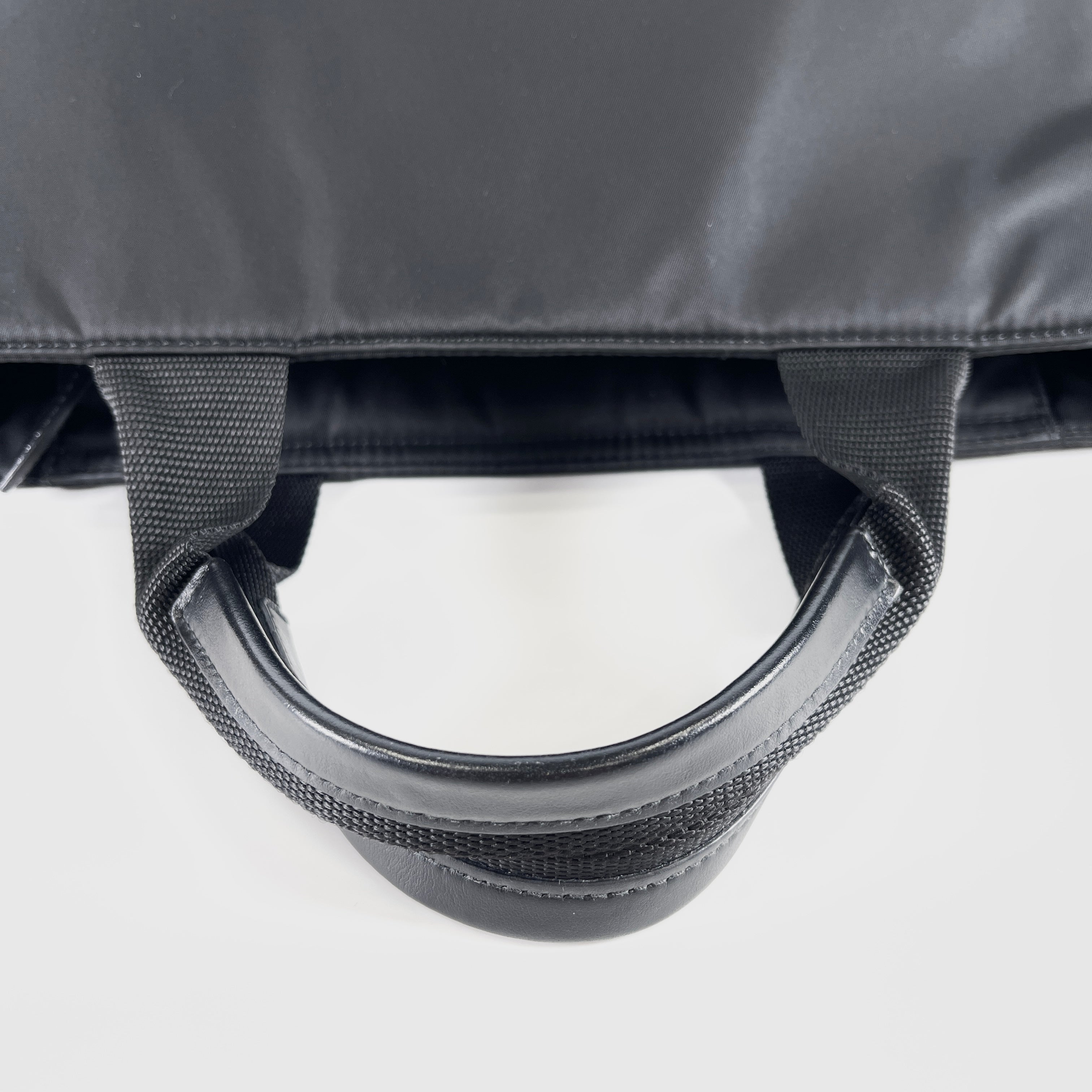 2602 secondhand PRADA handbag ? logo plate nylon black