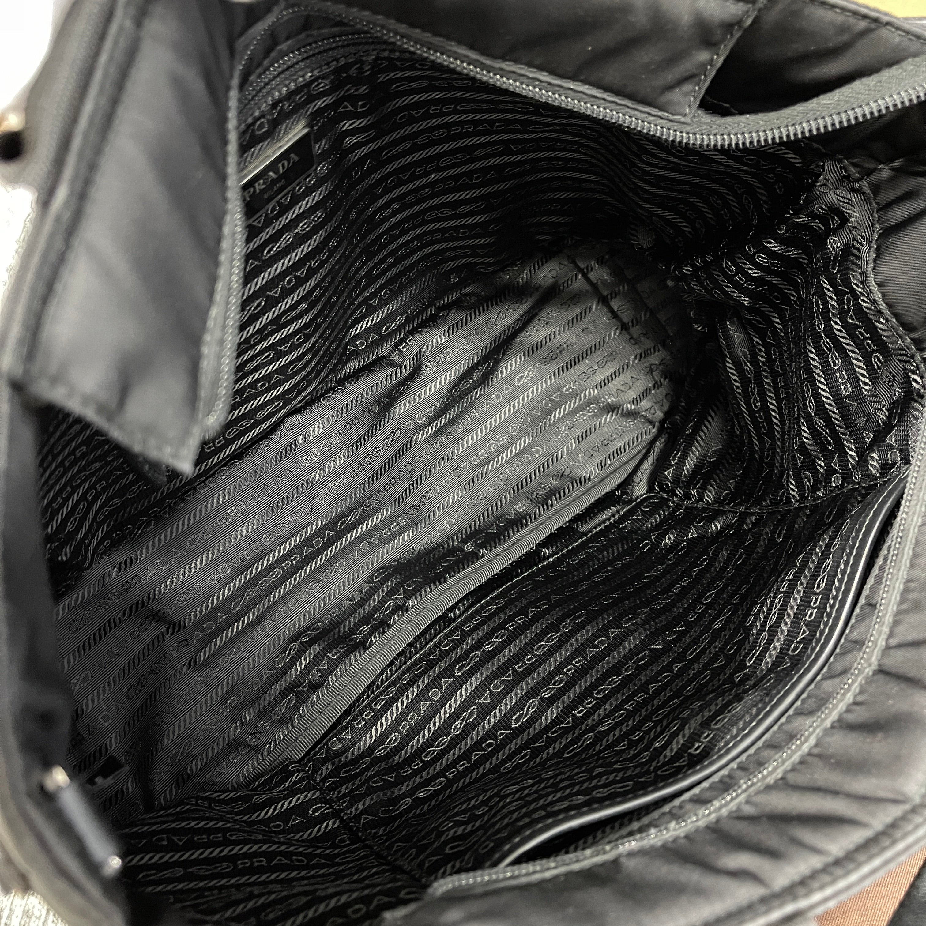 2602 secondhand PRADA handbag ? logo plate nylon black
