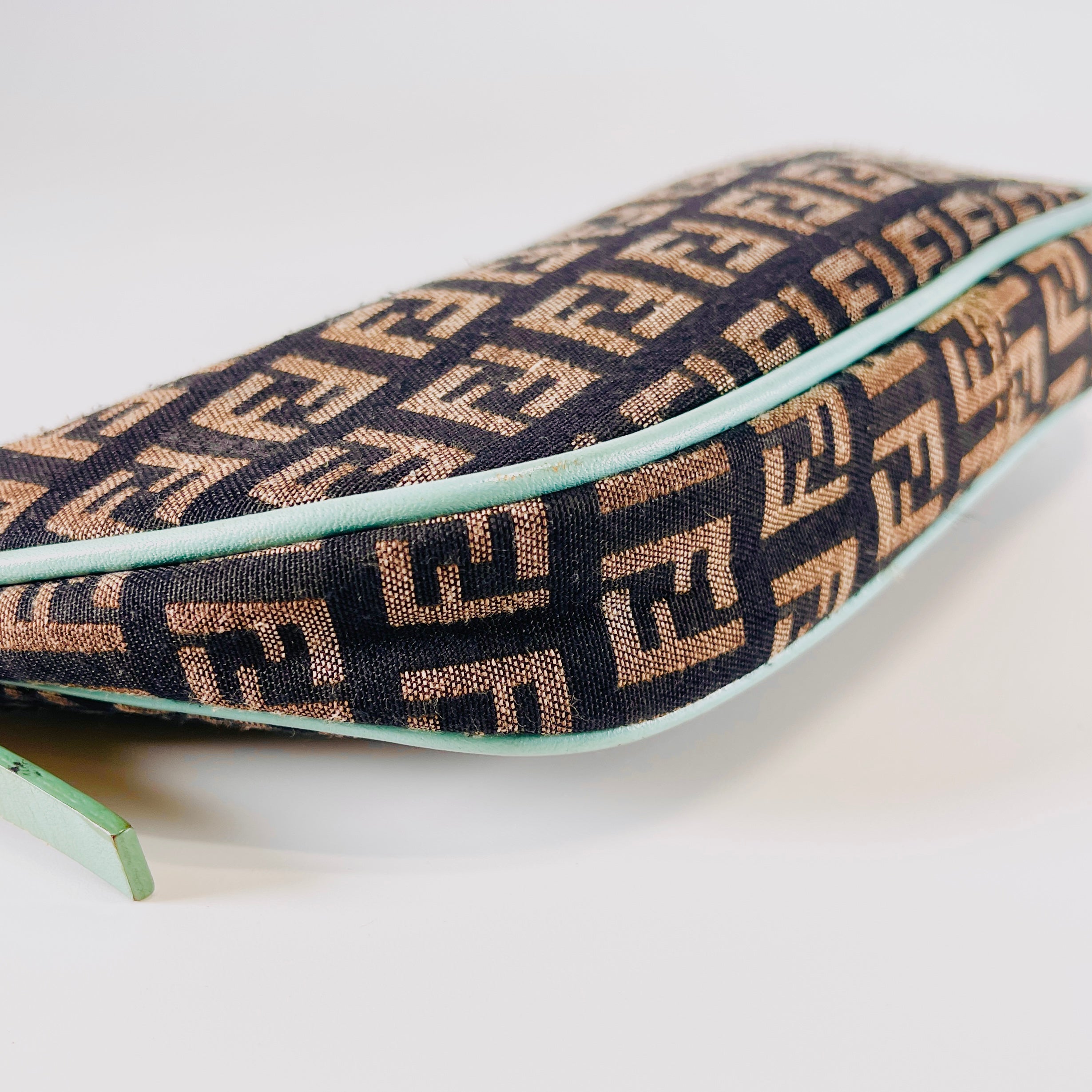 2604 secondhand FENDI 8BR133 pouch