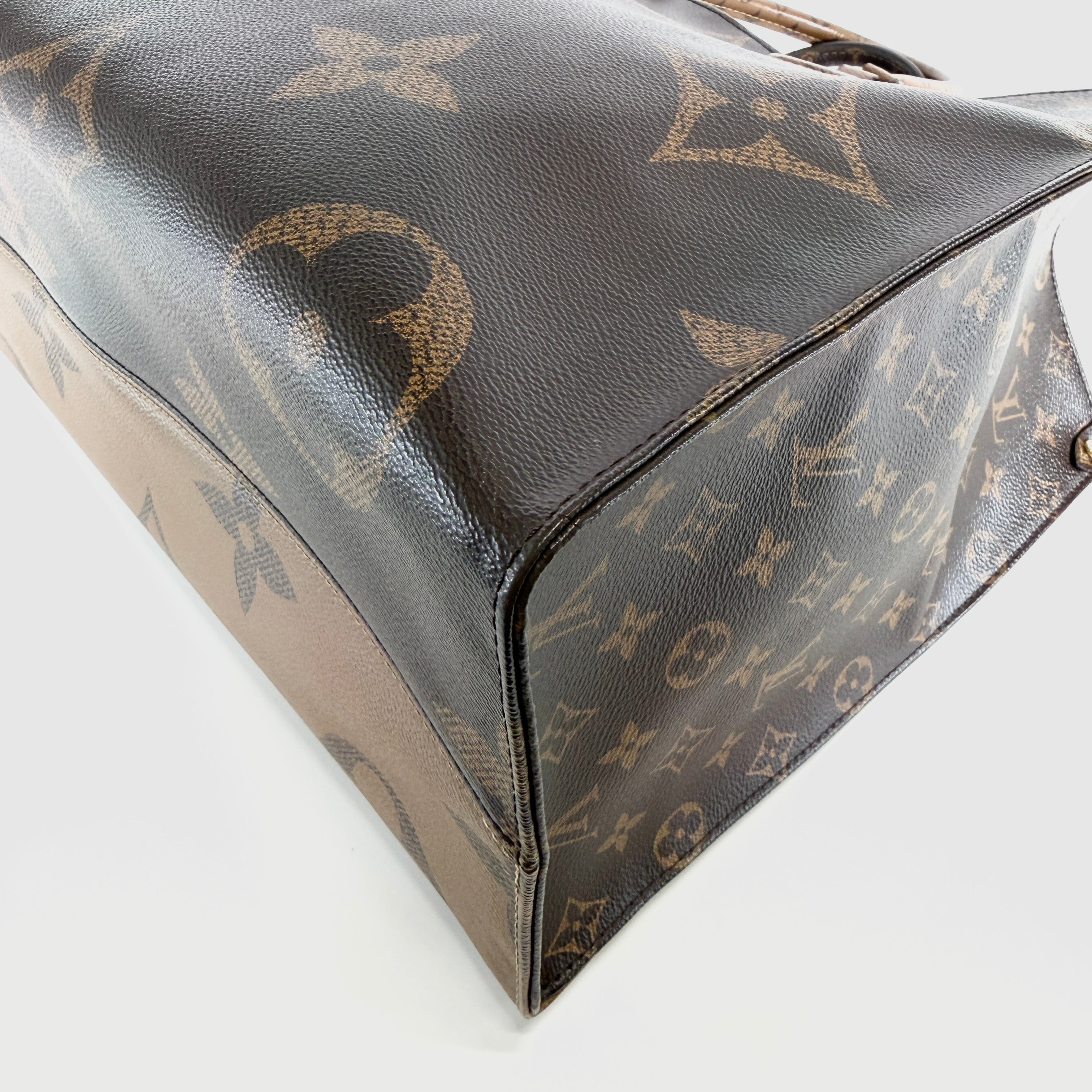 2607 secondhand LV On the Go MM Reverse
