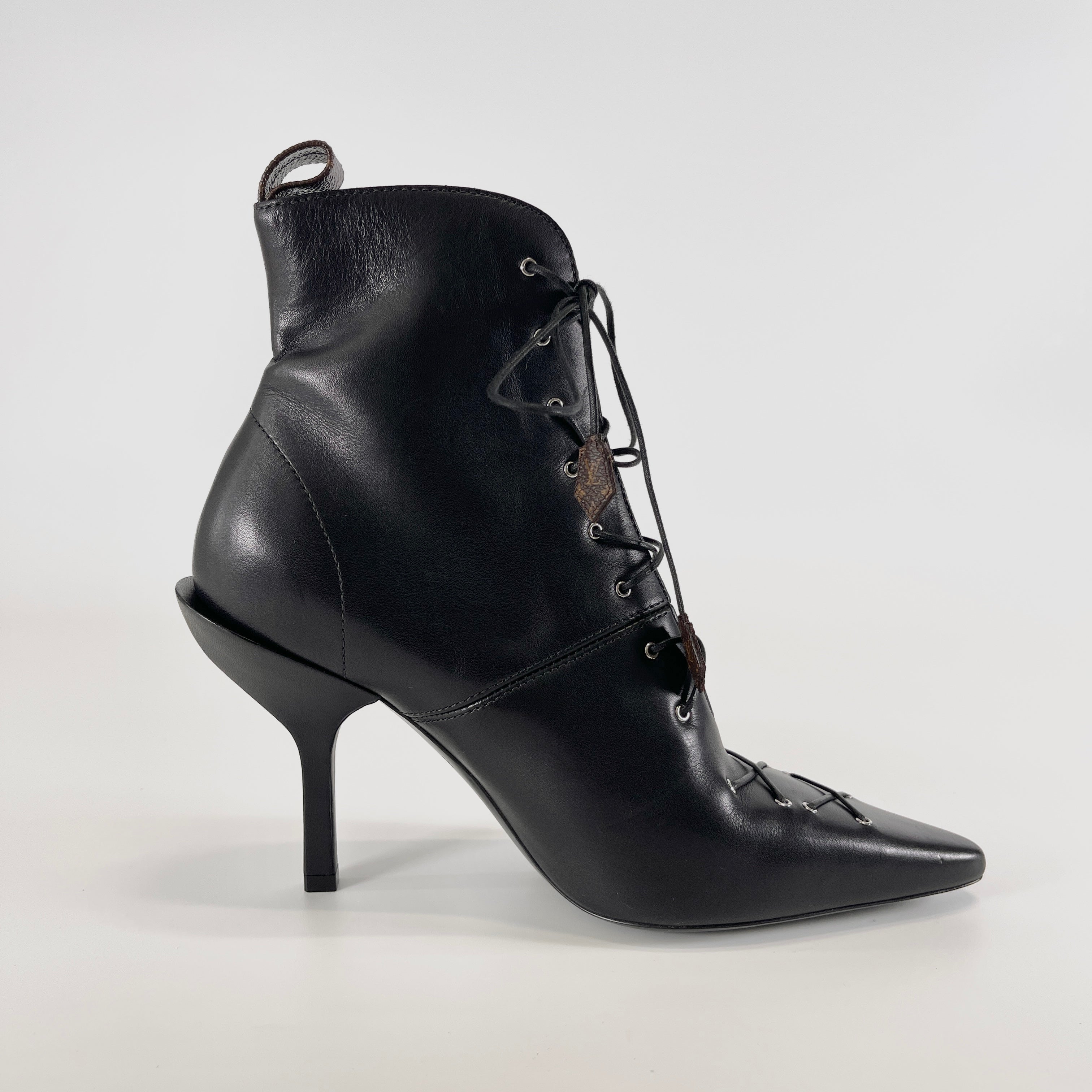2604 secondhand LV race up heel boots