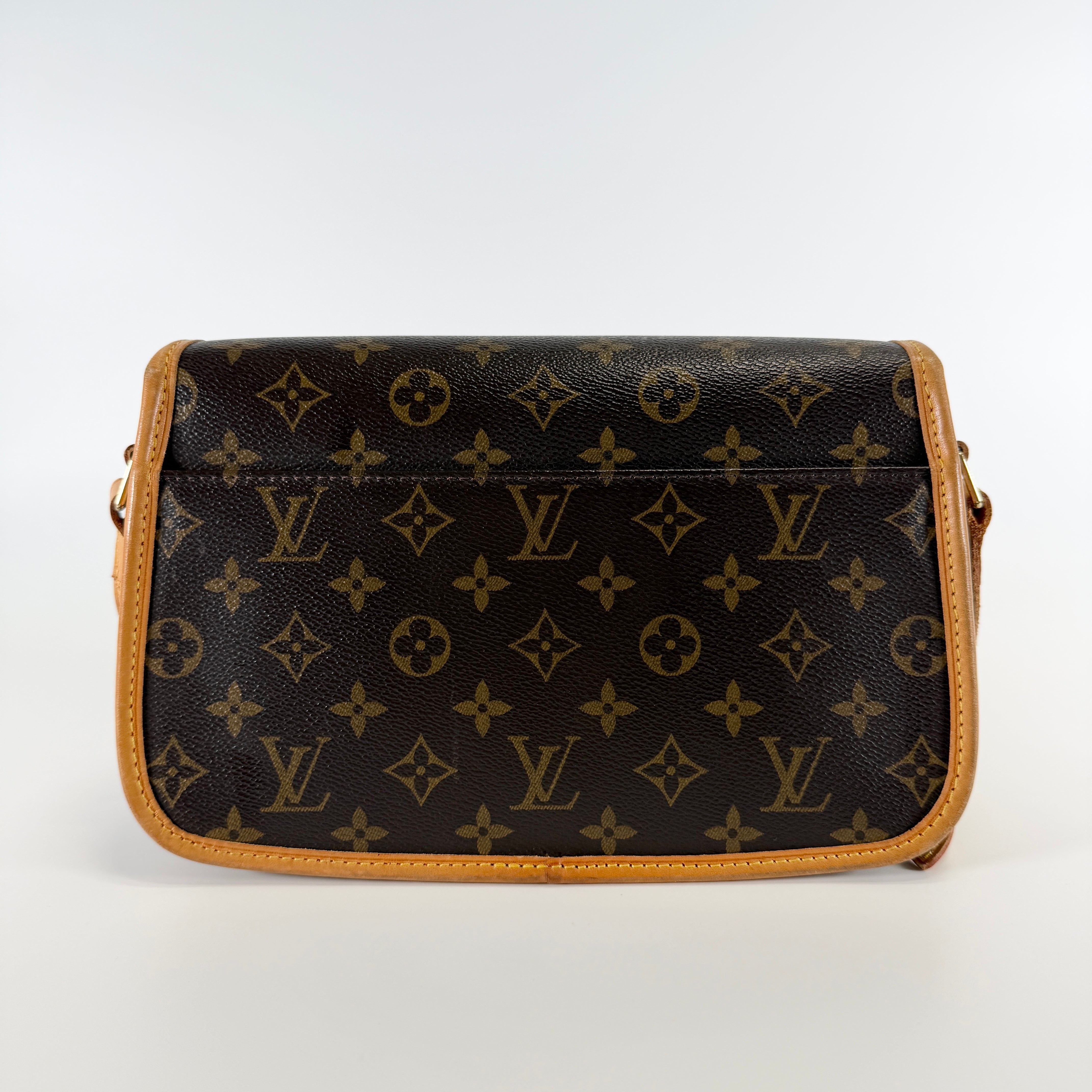 2605 secondhand LV Monogram Sologne