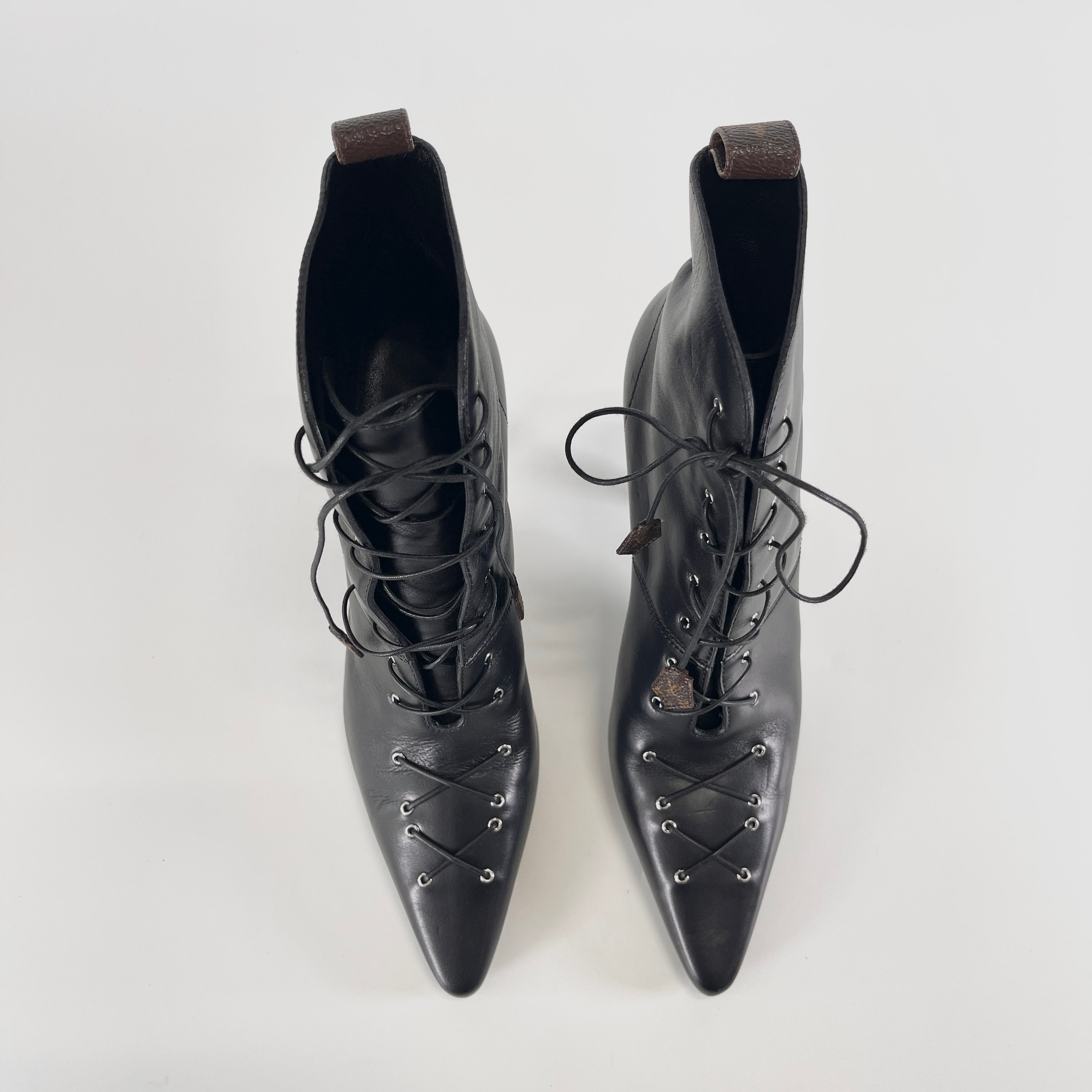 2604 secondhand LV race up heel boots