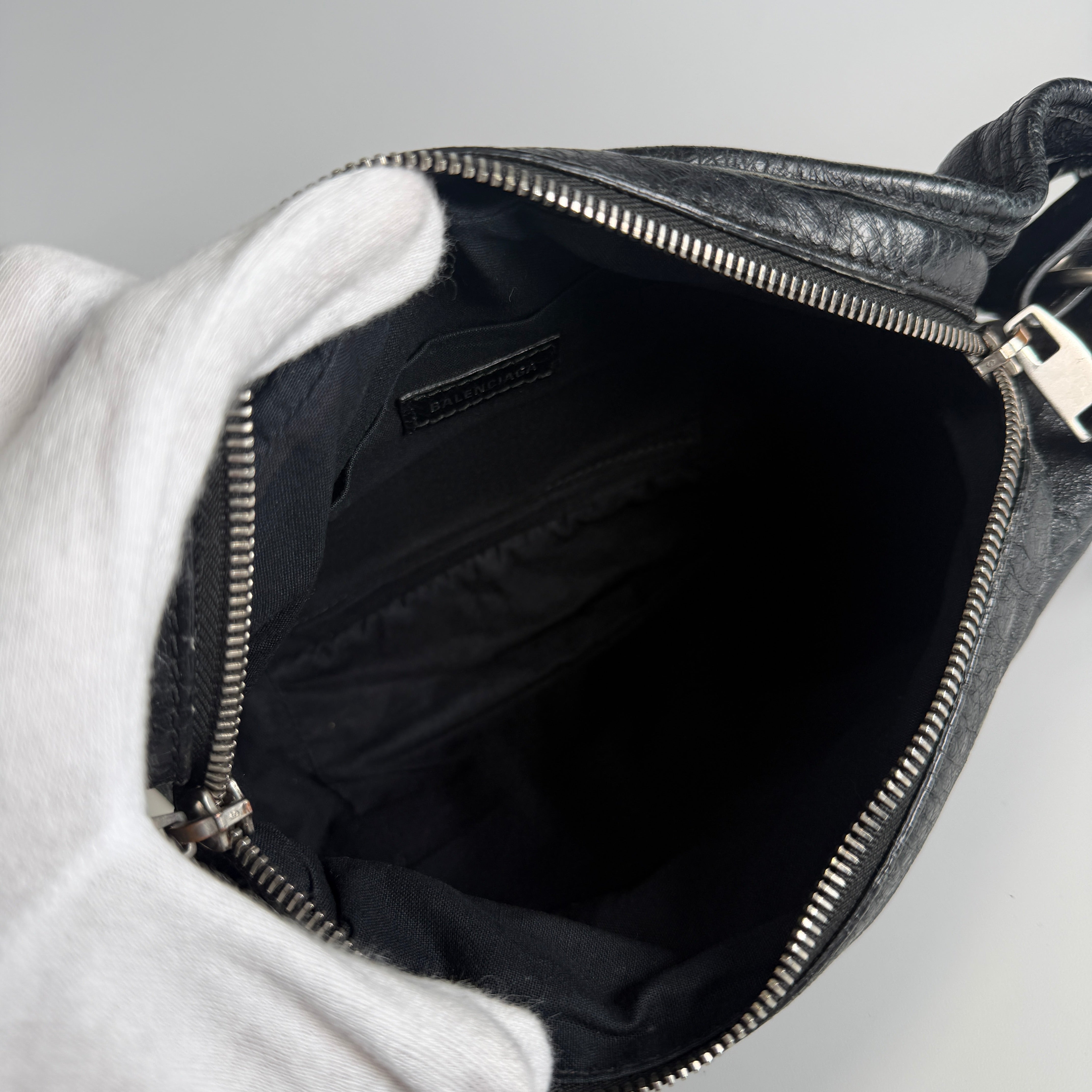 2607 secondhand BALENCIAGA Classic leather Body Bag black 542013