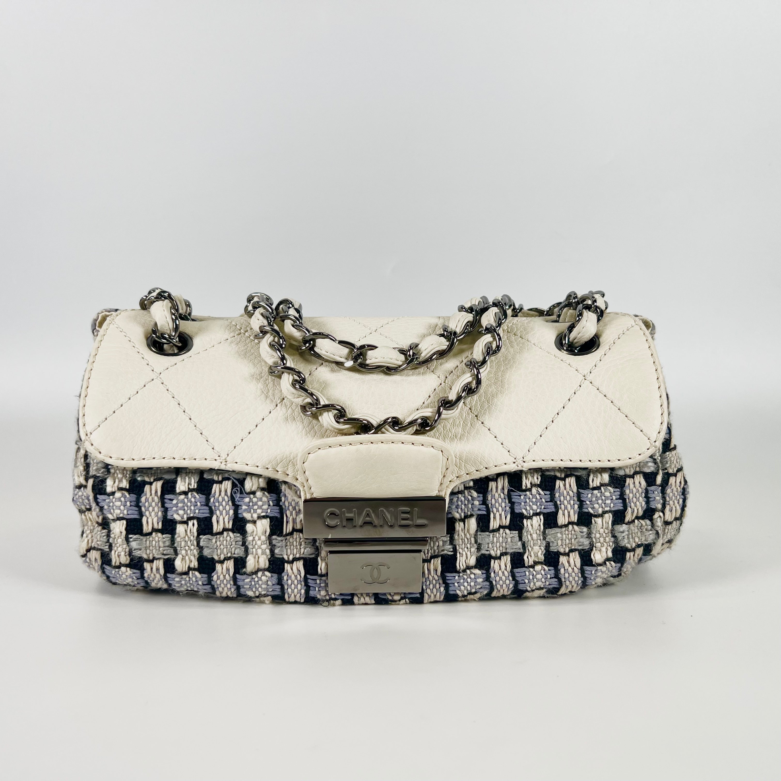 2511 CHANEL Chain Shoulder Bag