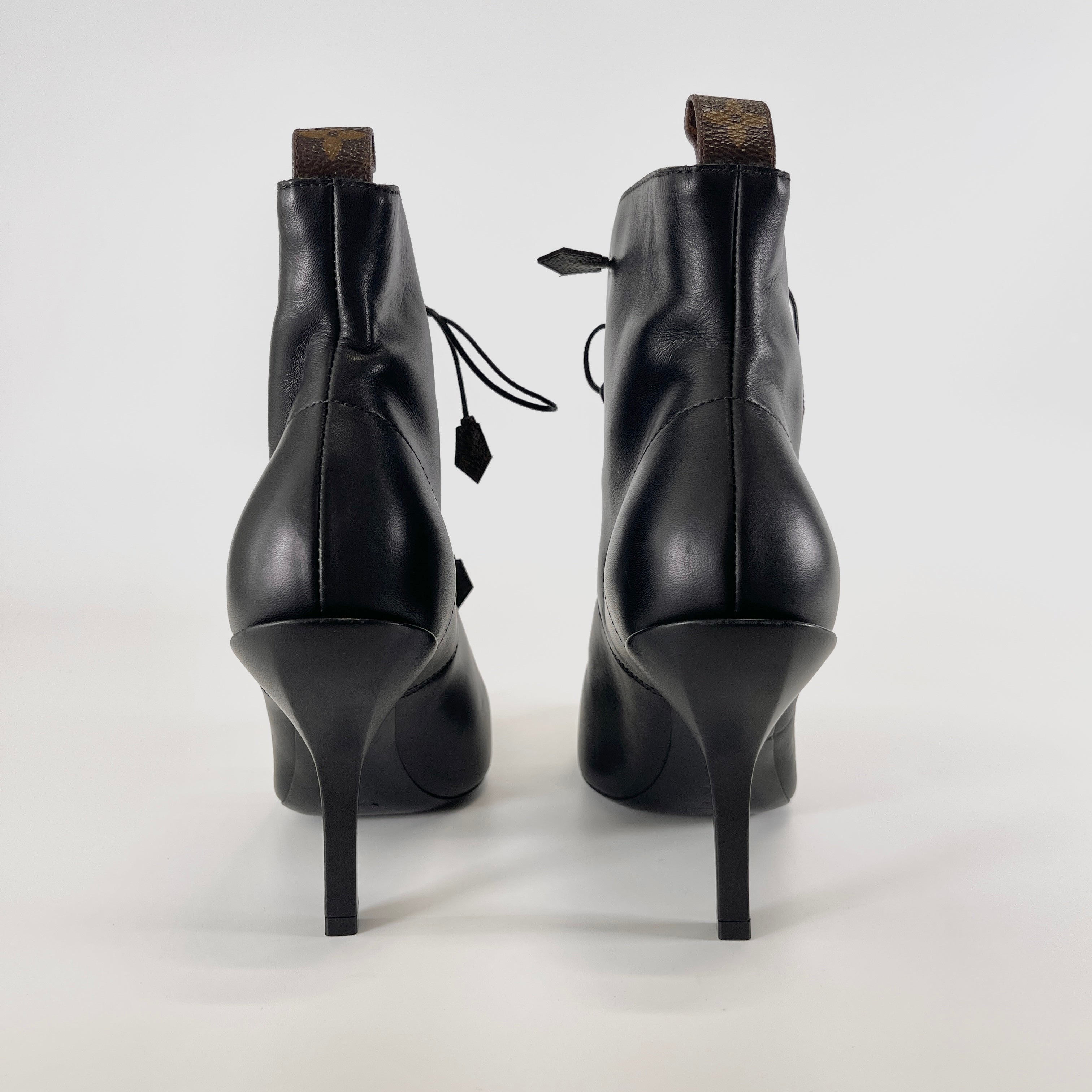 2604 secondhand LV race up heel boots