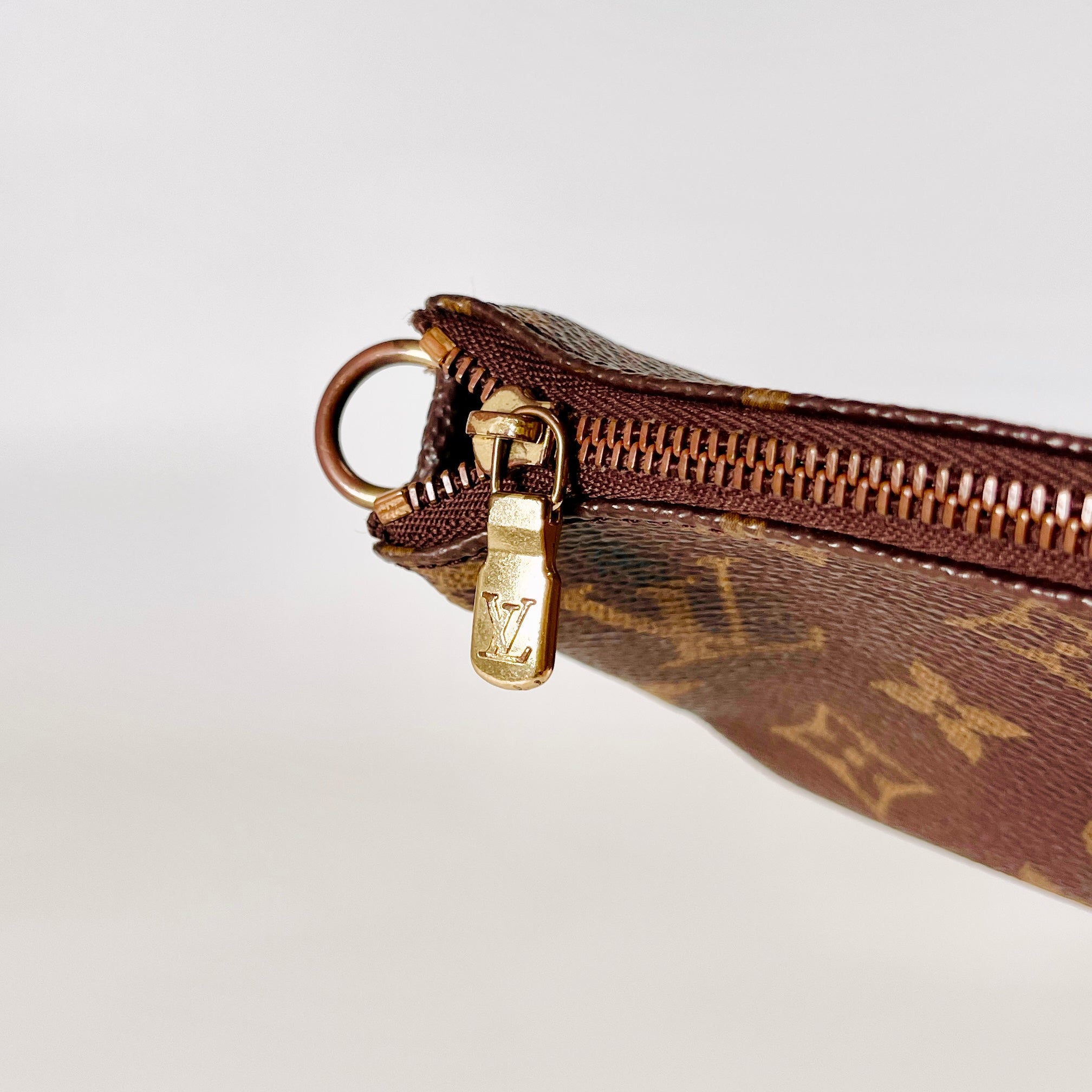 2602 secondhand LV Monogram Pochette accessories M51980 AR0060