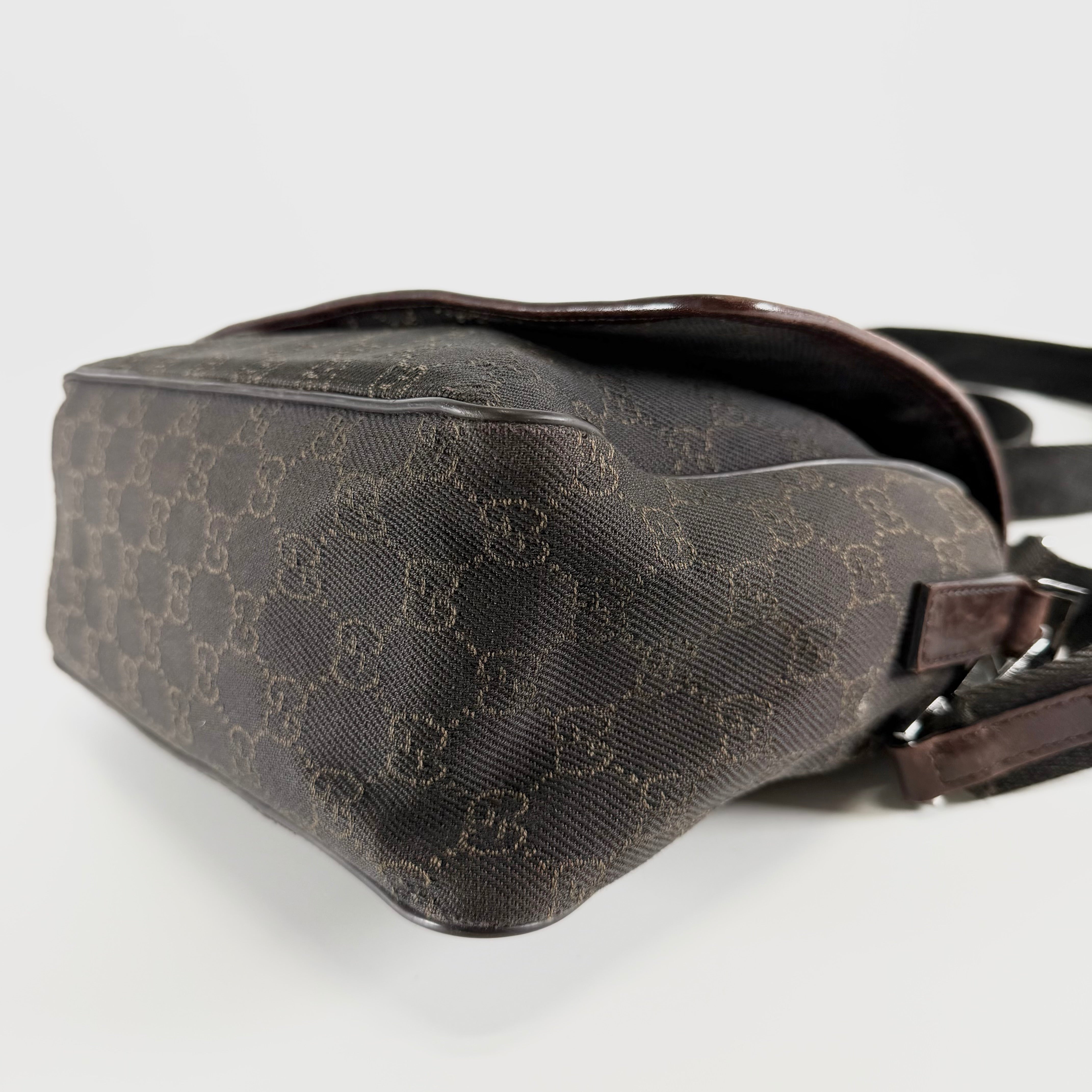2608 secondhand GUCCI GG canvas Shoulder bag