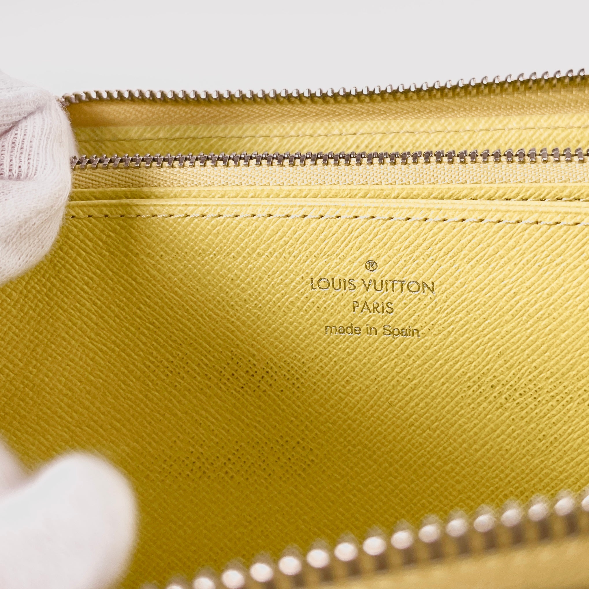 2603 secondhand LV Epi Zippy Wallet