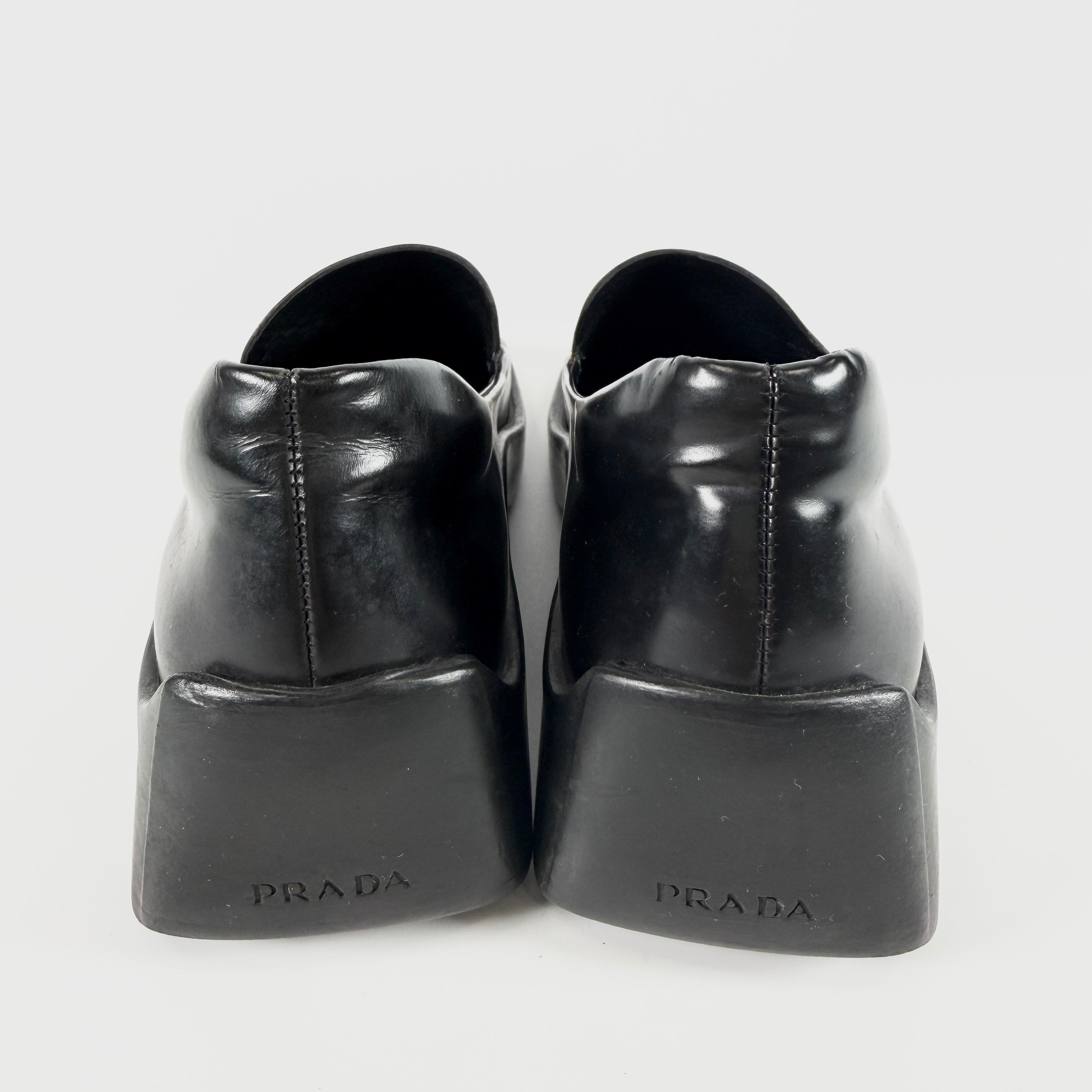 2606 secondhand PRADA leather shoes / Loafers