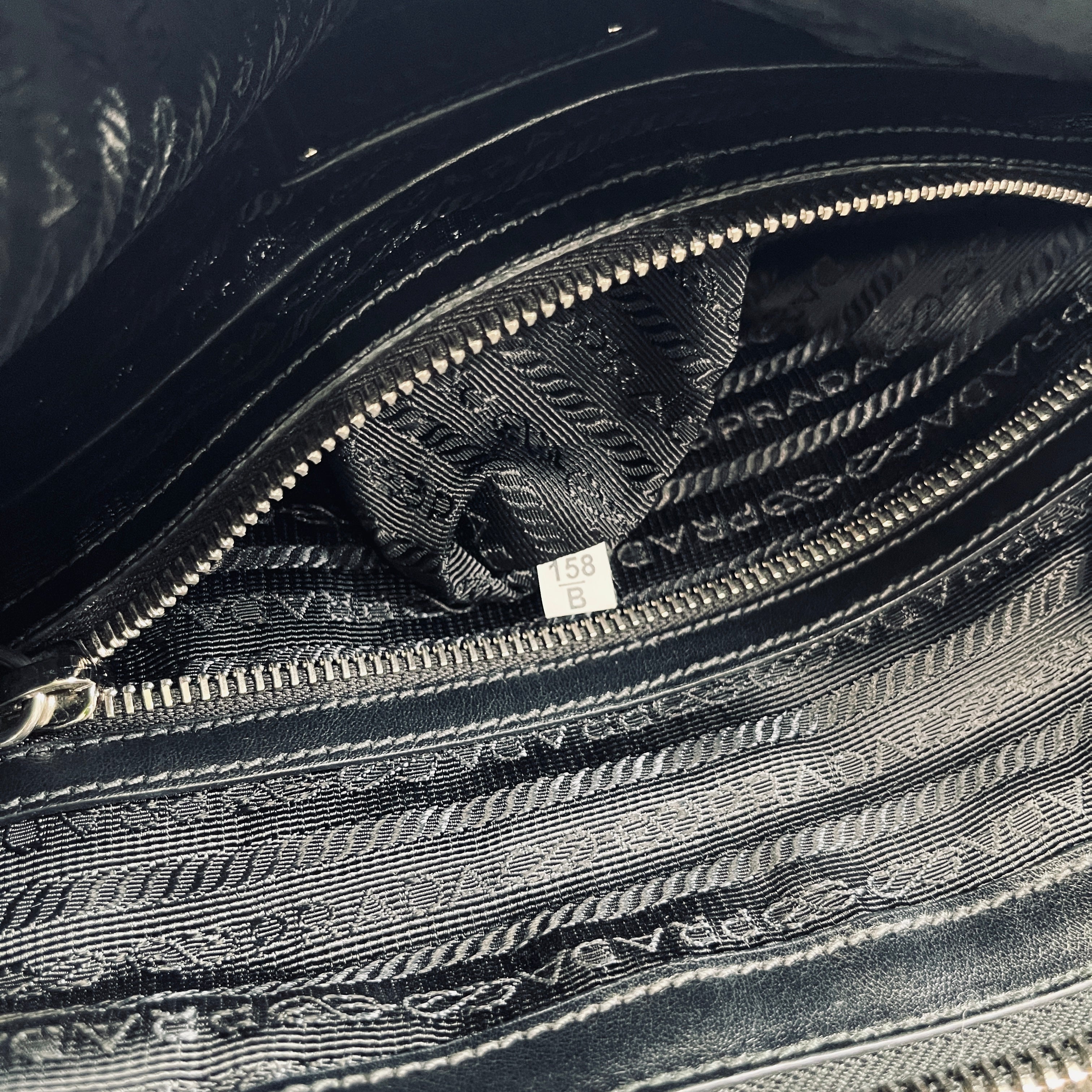 2605 secondhand PRADA hand bag