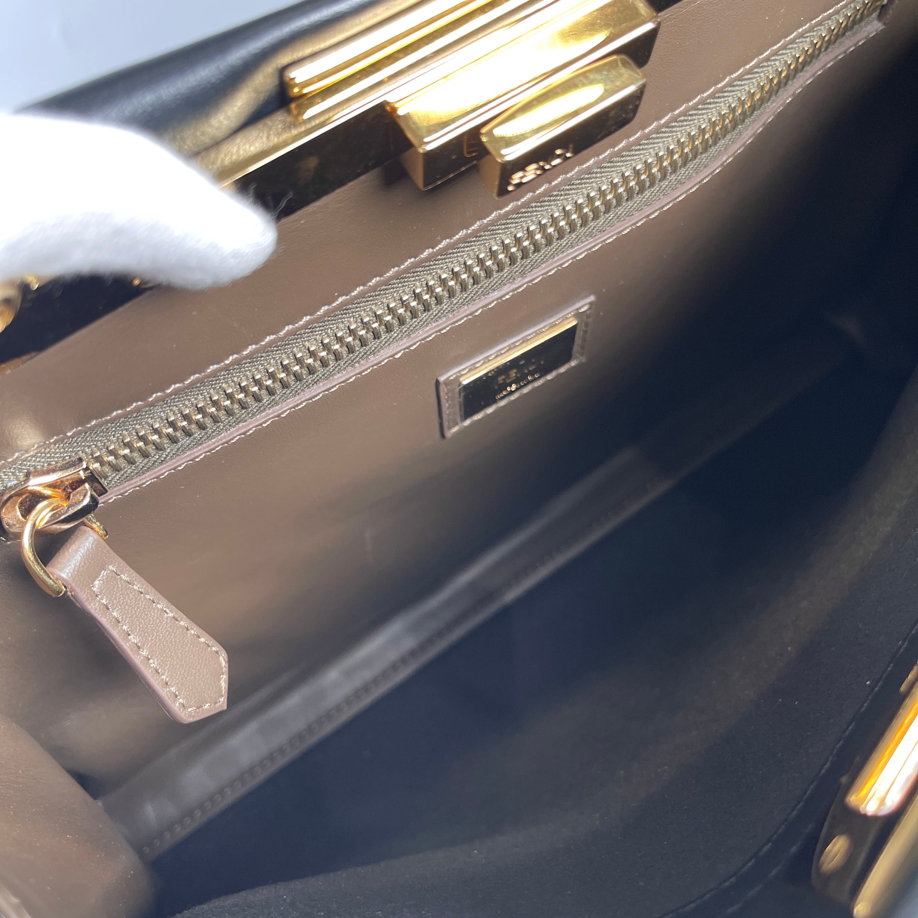 2606 secondhand FENDI Peekaboo