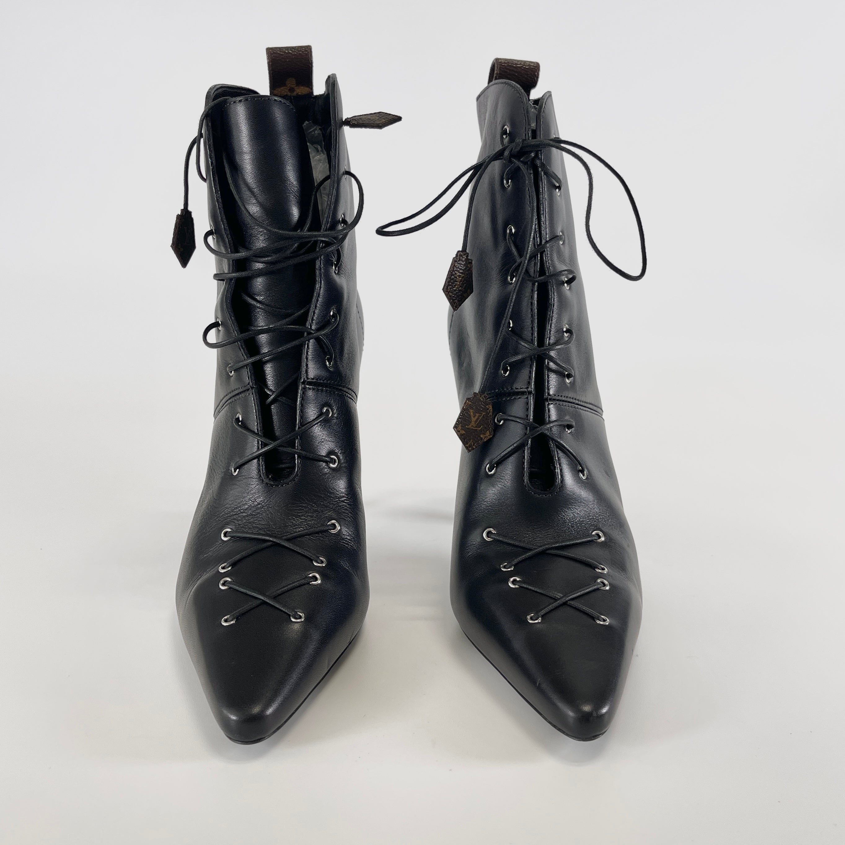2604 secondhand LV race up heel boots