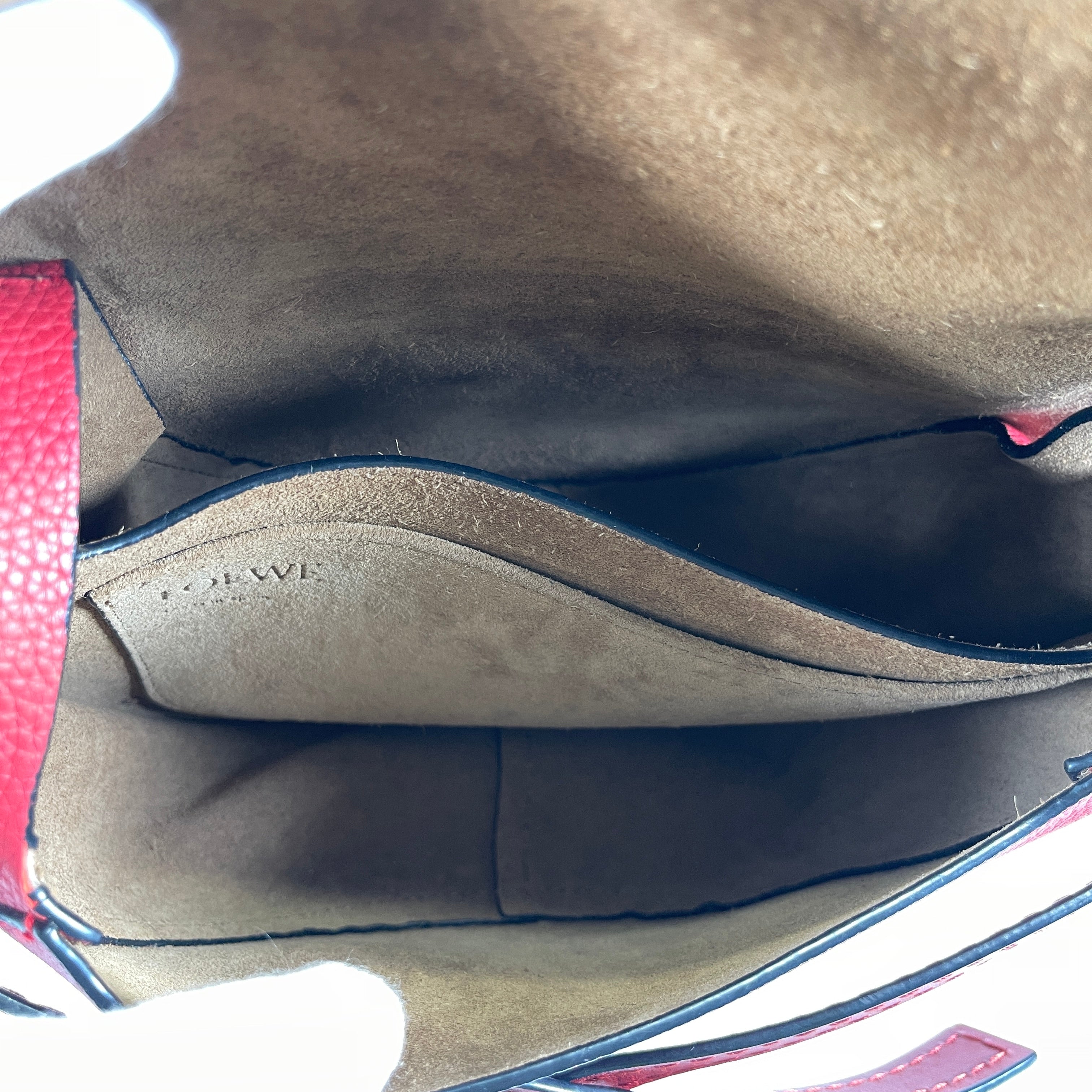 2604 secondhand LOEWE gate shoulder Red