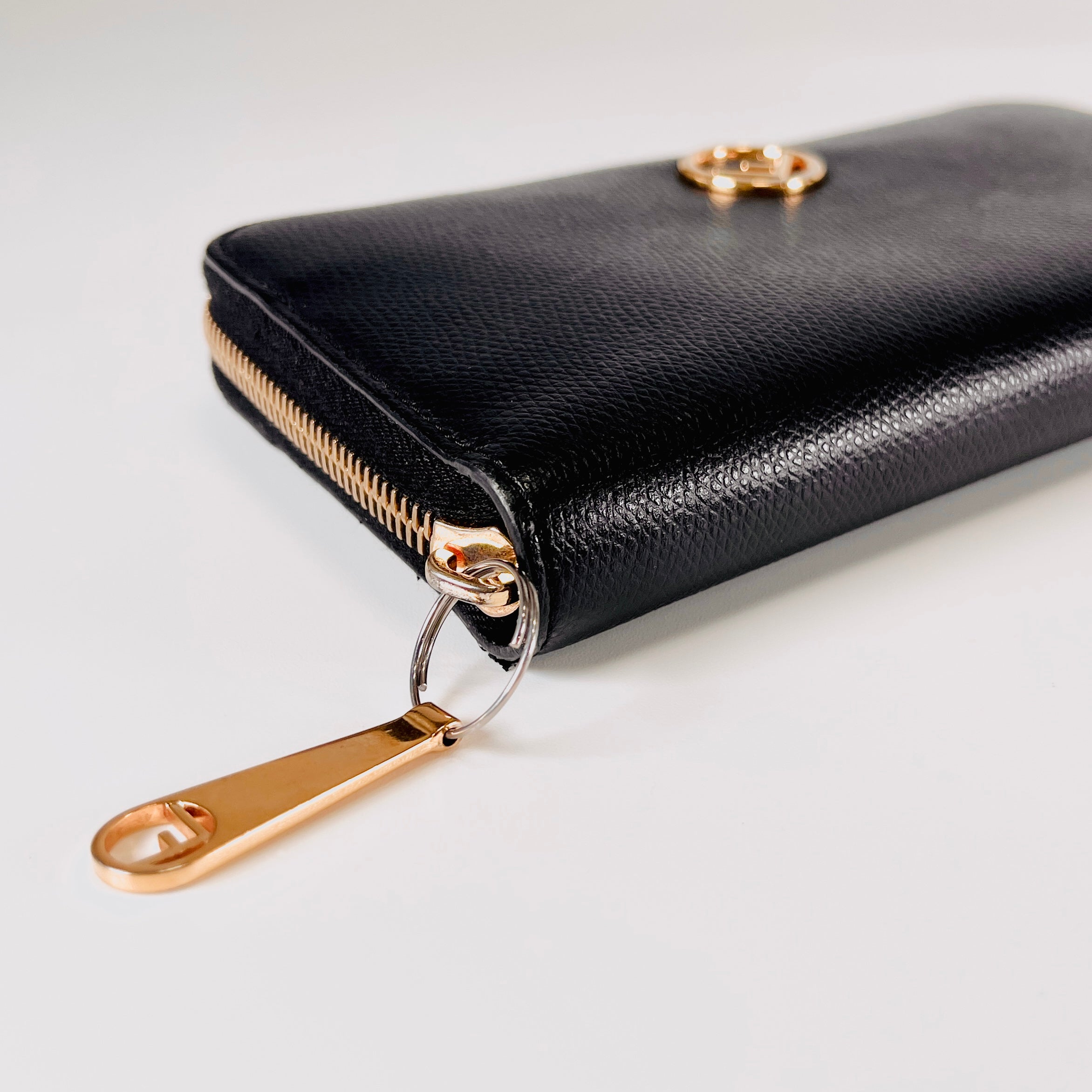 2604 secondhand FENDI Wallet leather round fastener Long wallet black