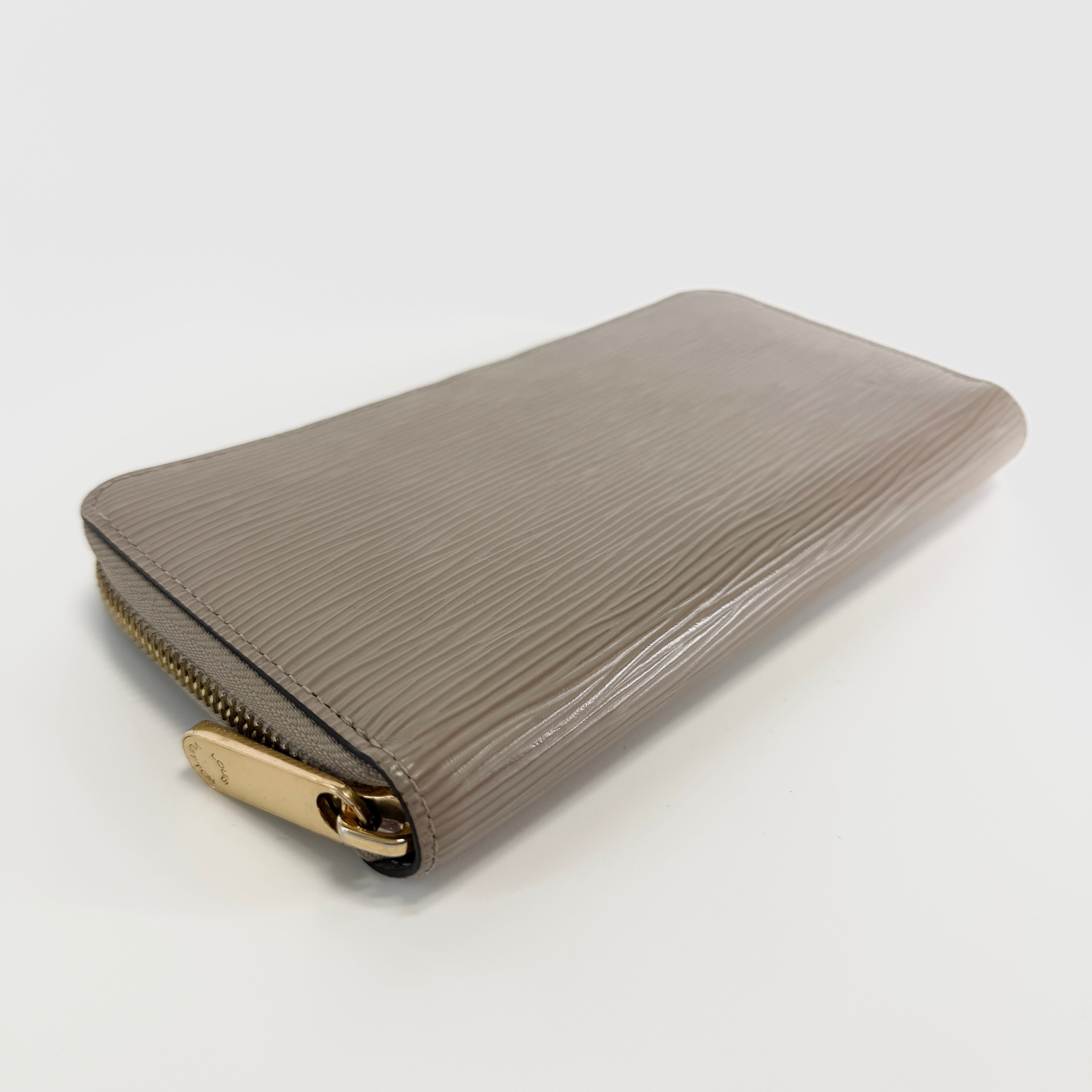 2607 secondhand LV Epi Zippy Wallet