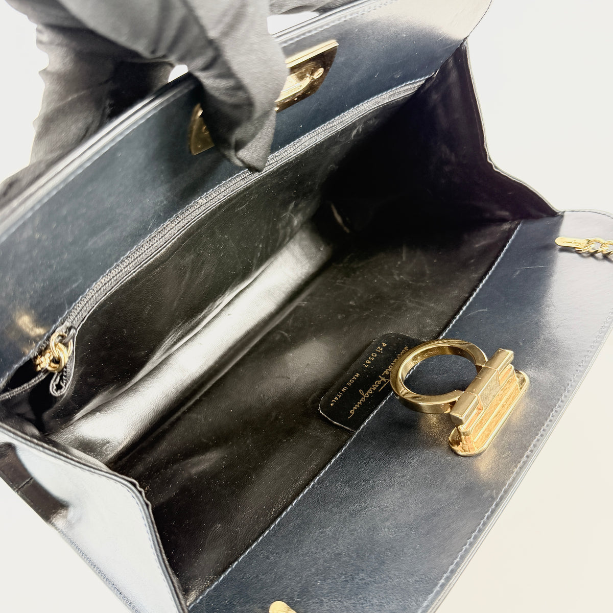 2608 secondhand Ferragamo Gancini Chain Shoulder Bag