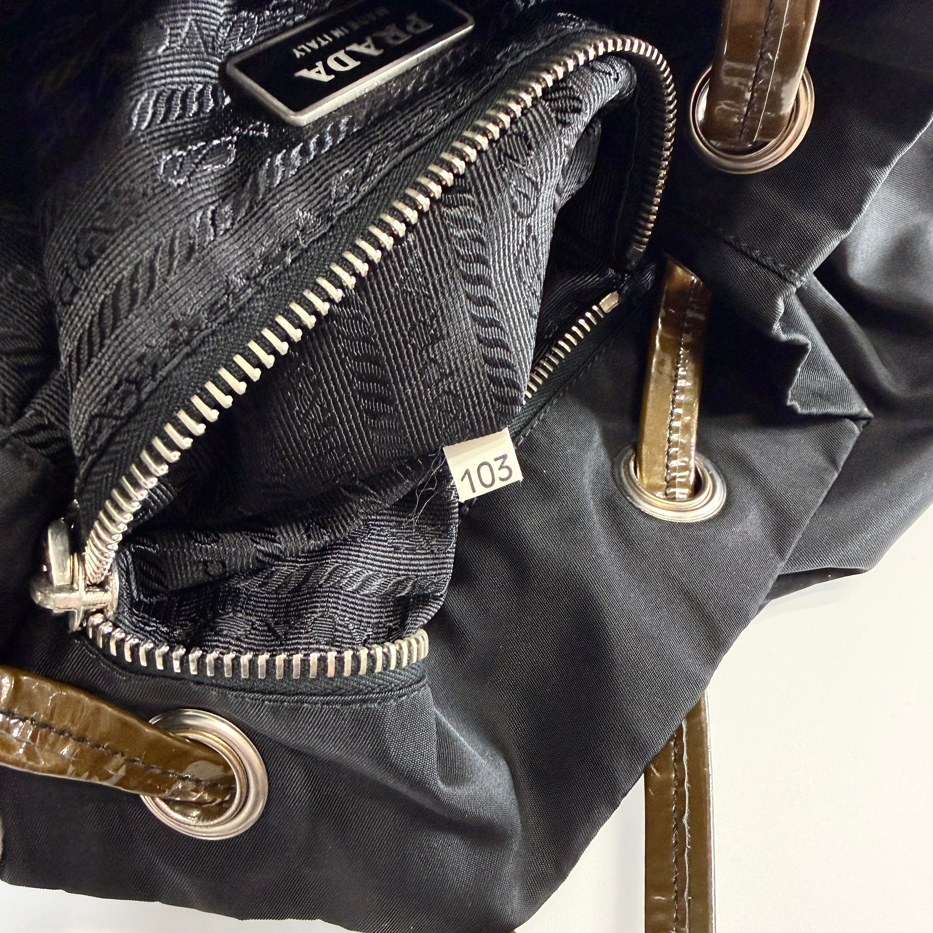 2607 secondhand PRADA Shoulder bag / Crossbody Bag
