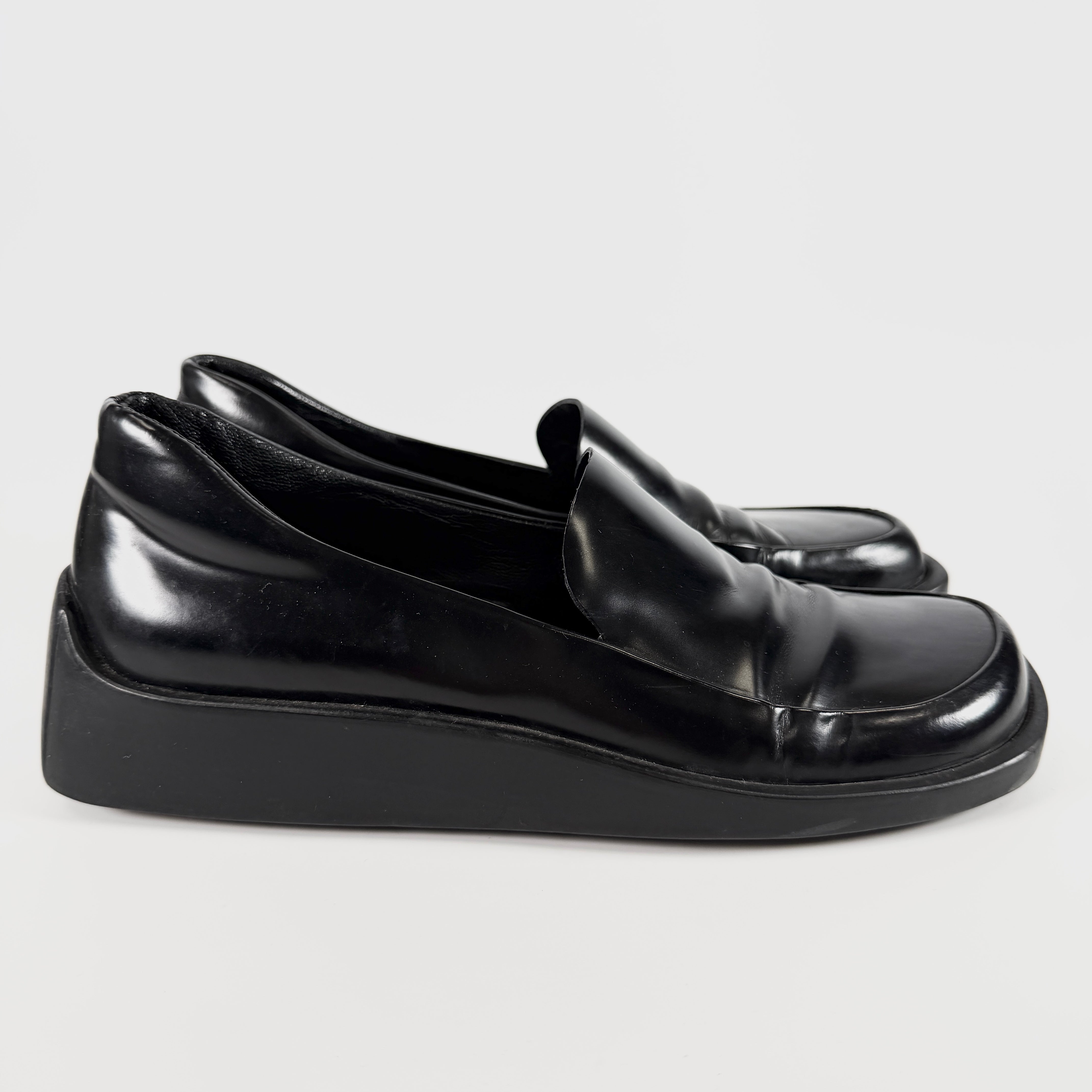 2606 secondhand PRADA leather shoes / Loafers