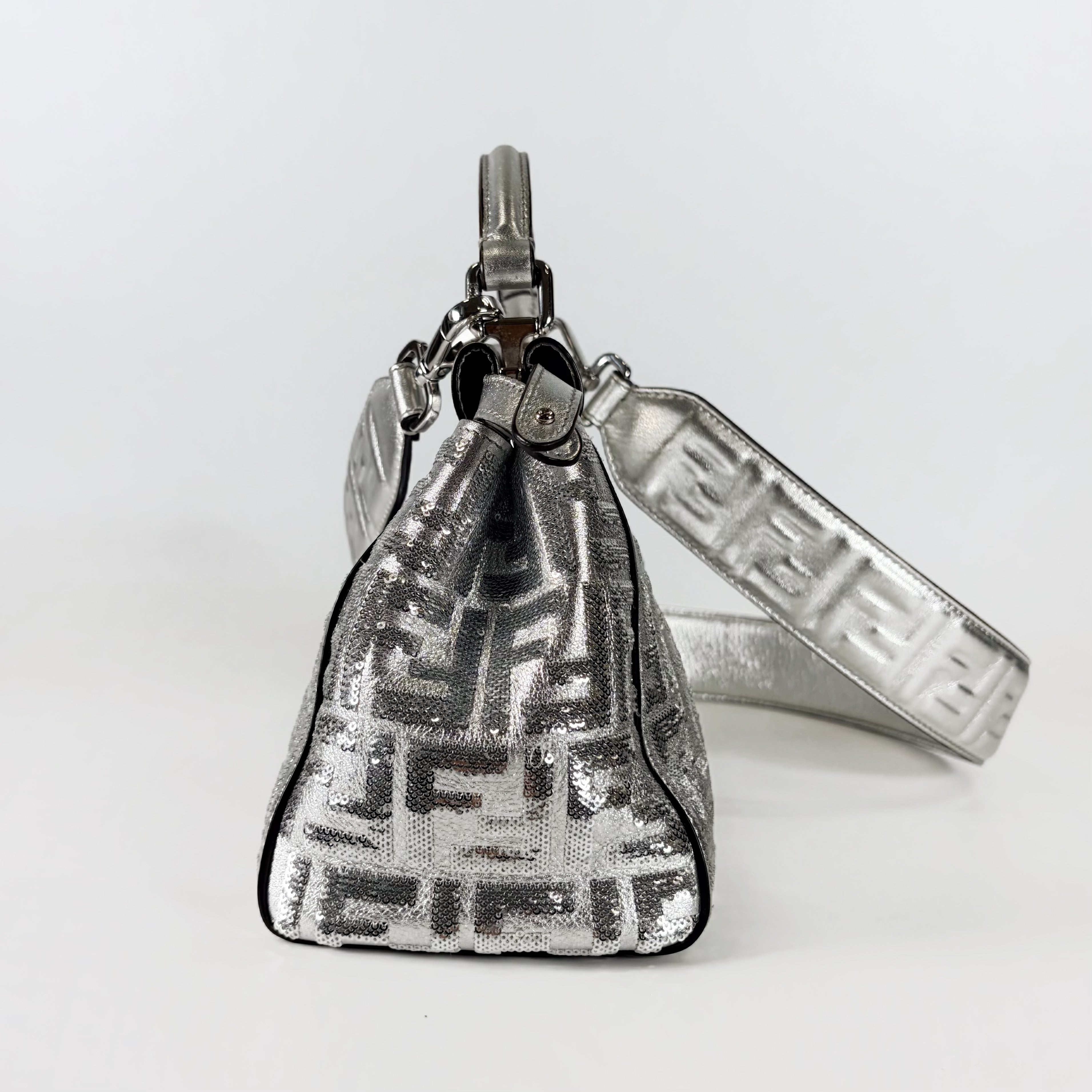 2602 secondhand FENDI Peekaboo