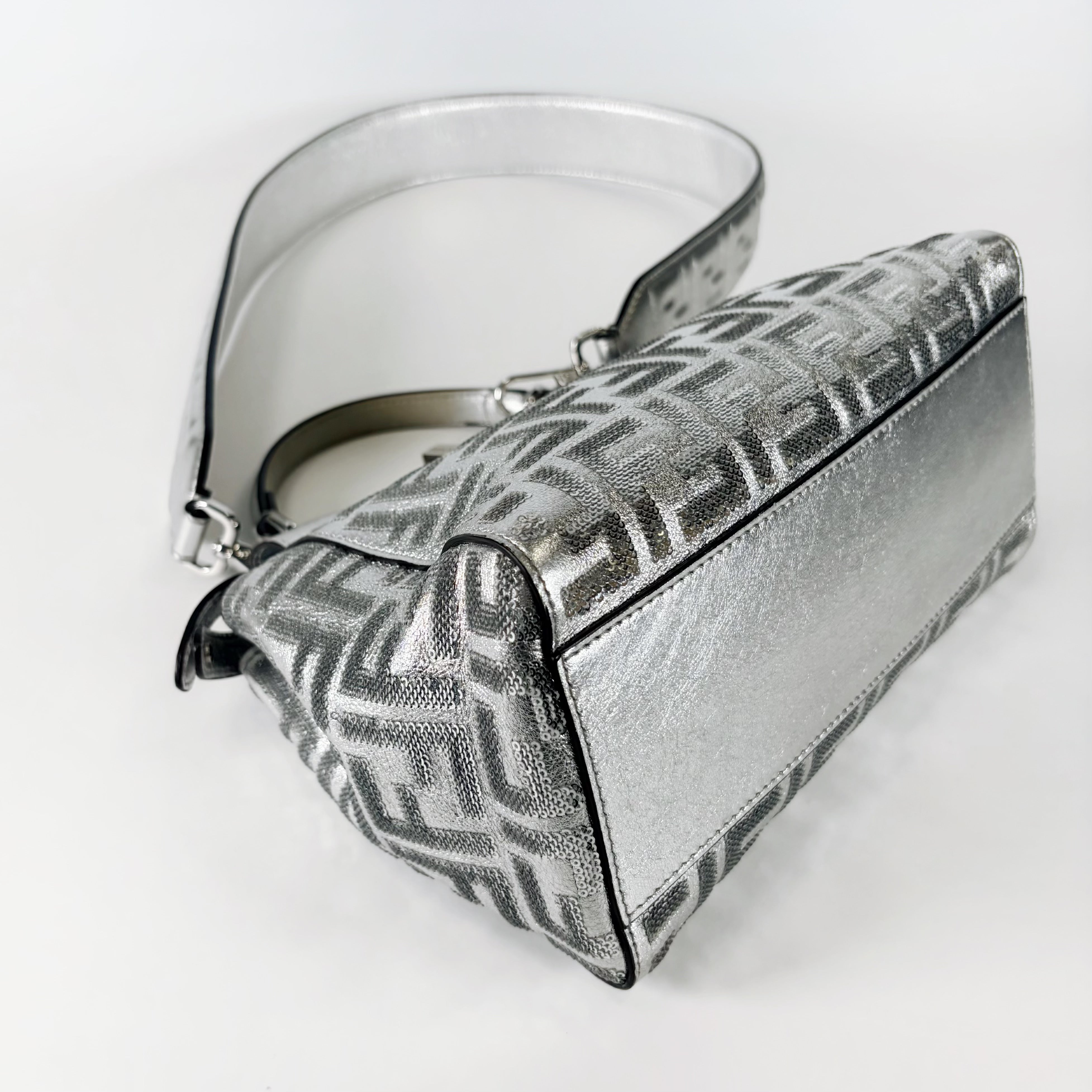 2602 secondhand FENDI Peekaboo