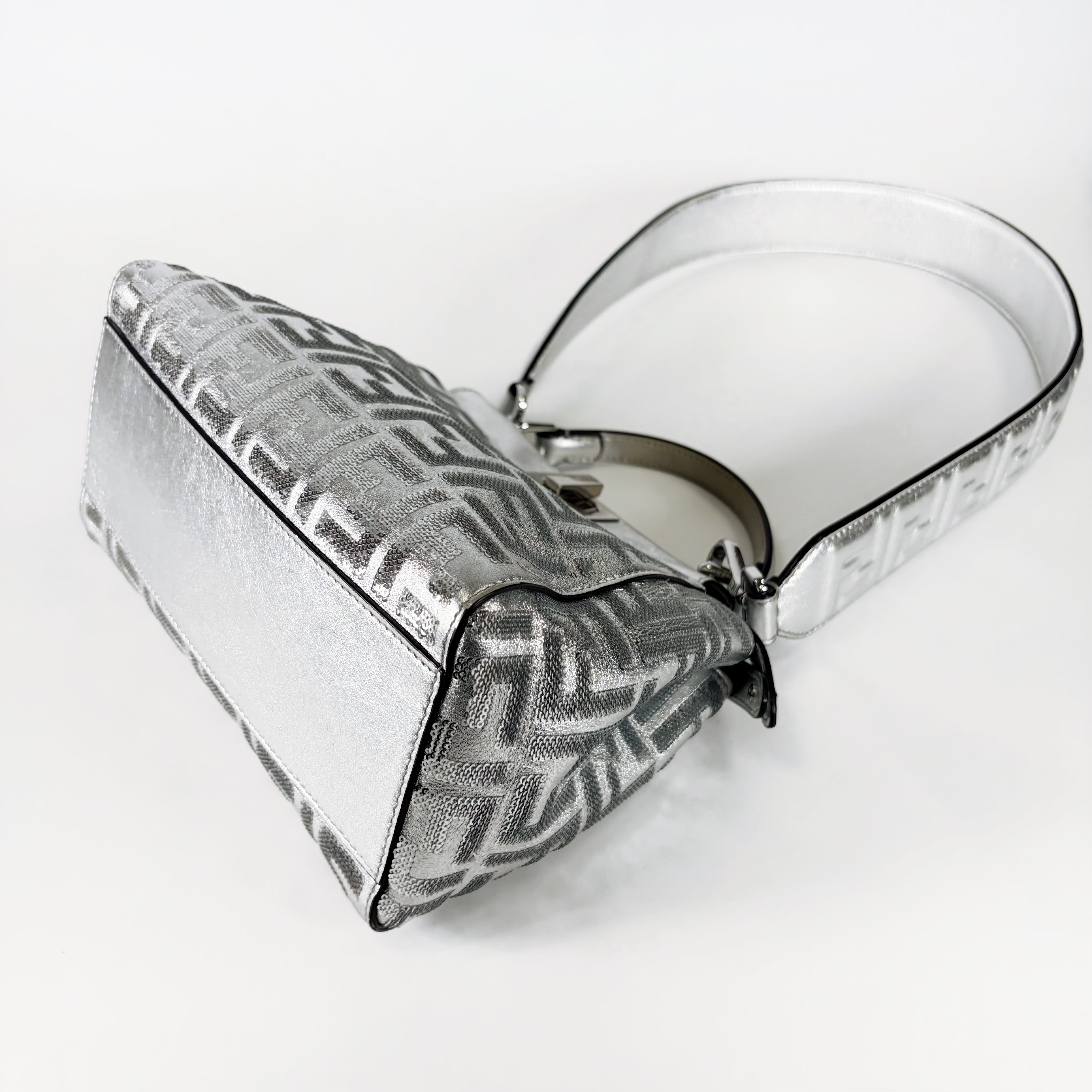 2602 secondhand FENDI Peekaboo