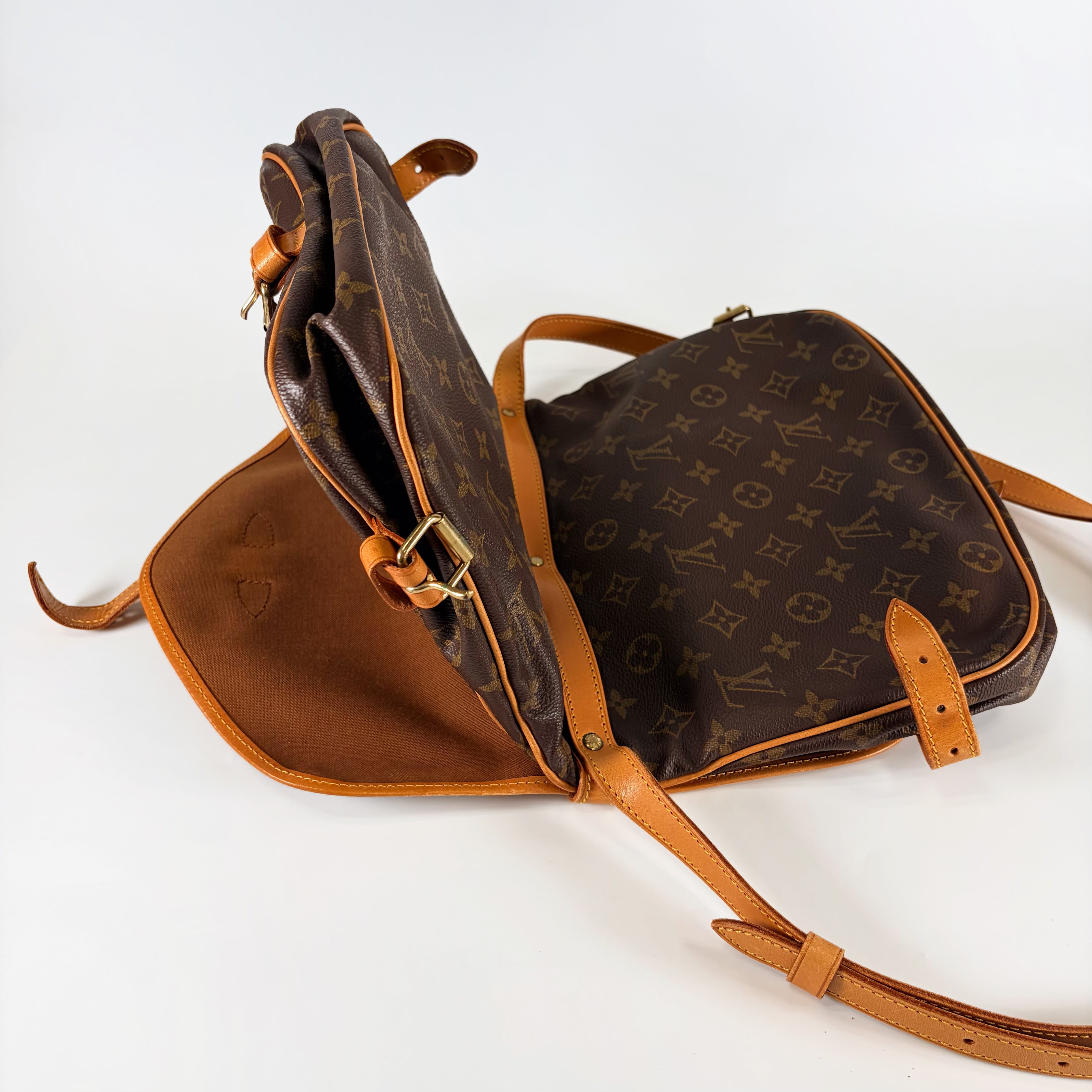 2602 secondhand LV Monogram Saumur 30