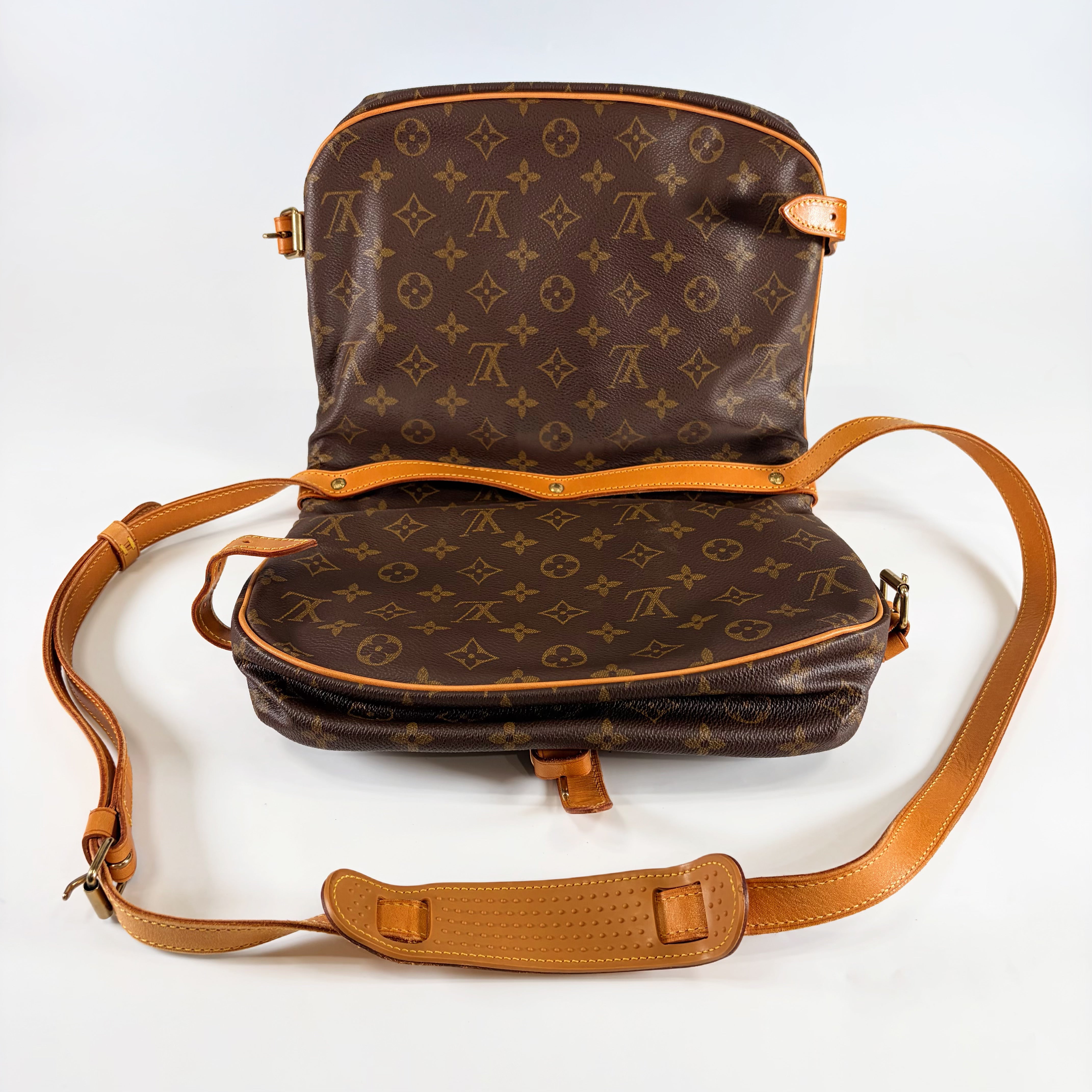 2602 secondhand LV Monogram Saumur 30
