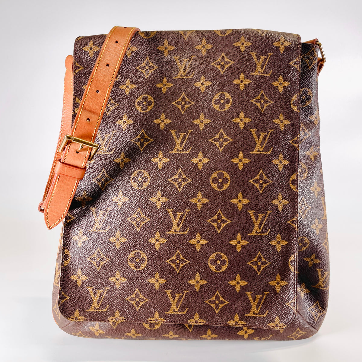 2605 secondhand LV Monogram Musette