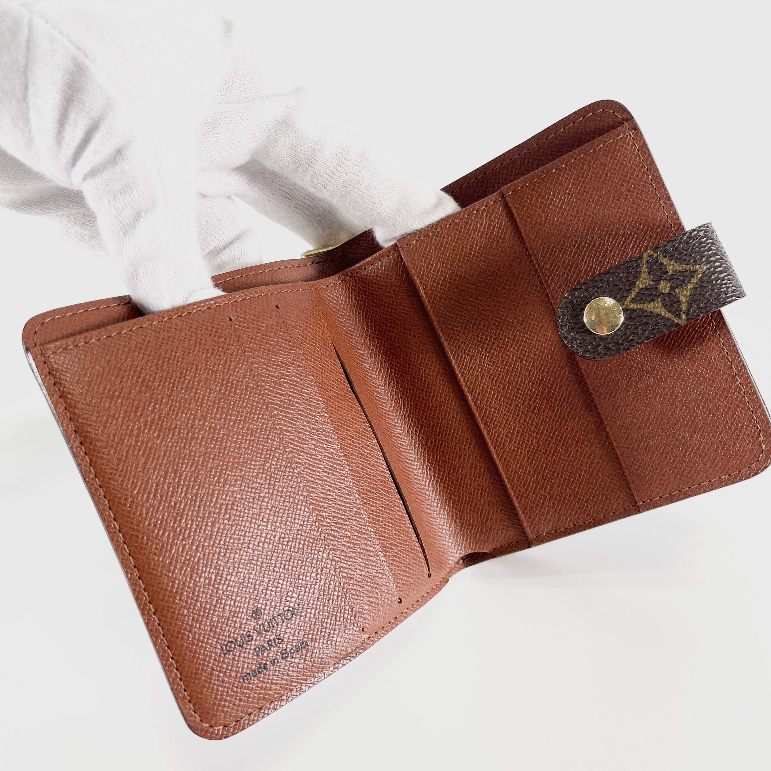 2604 secondhand LV Monogram compact Zip