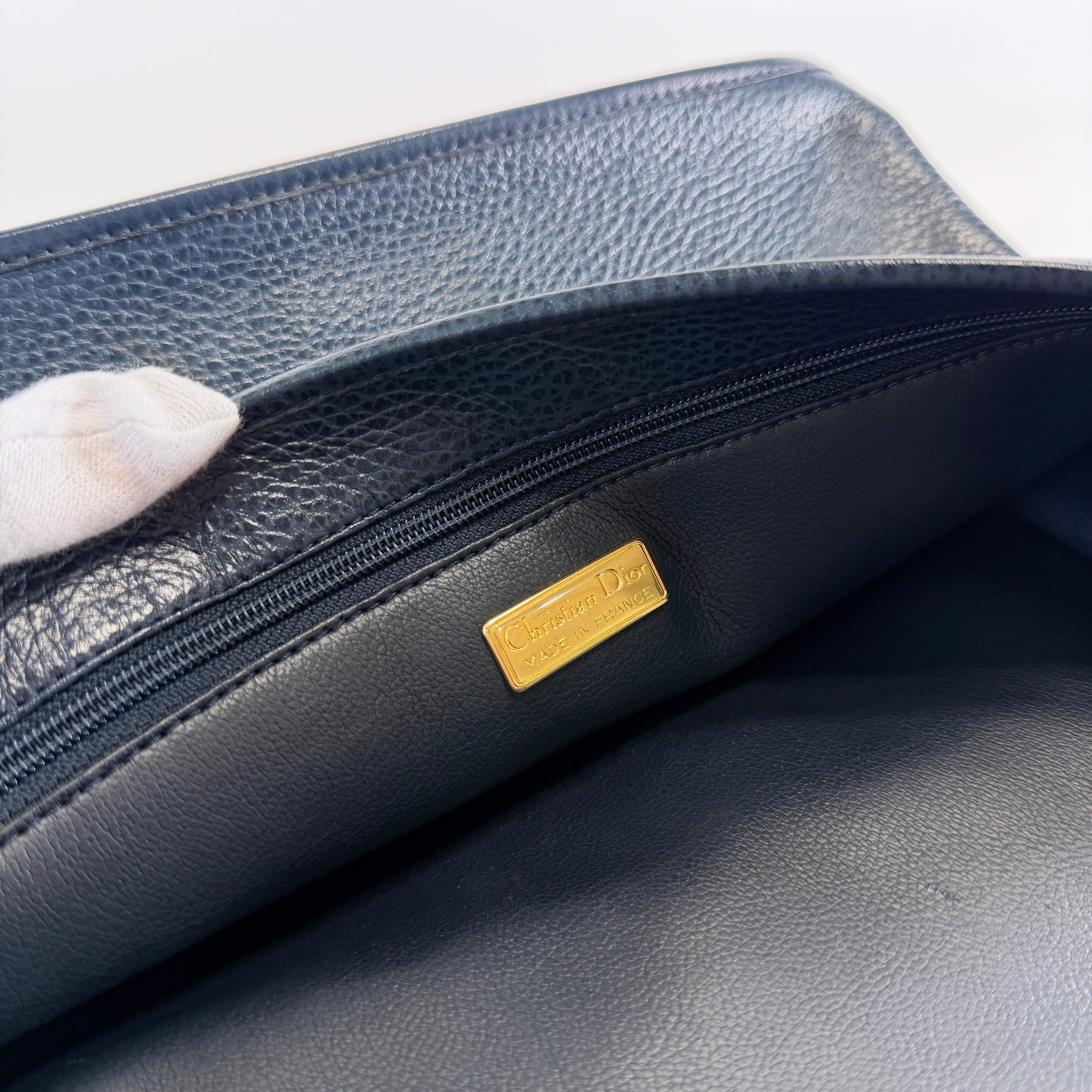 2607 secondhand CD hand bag