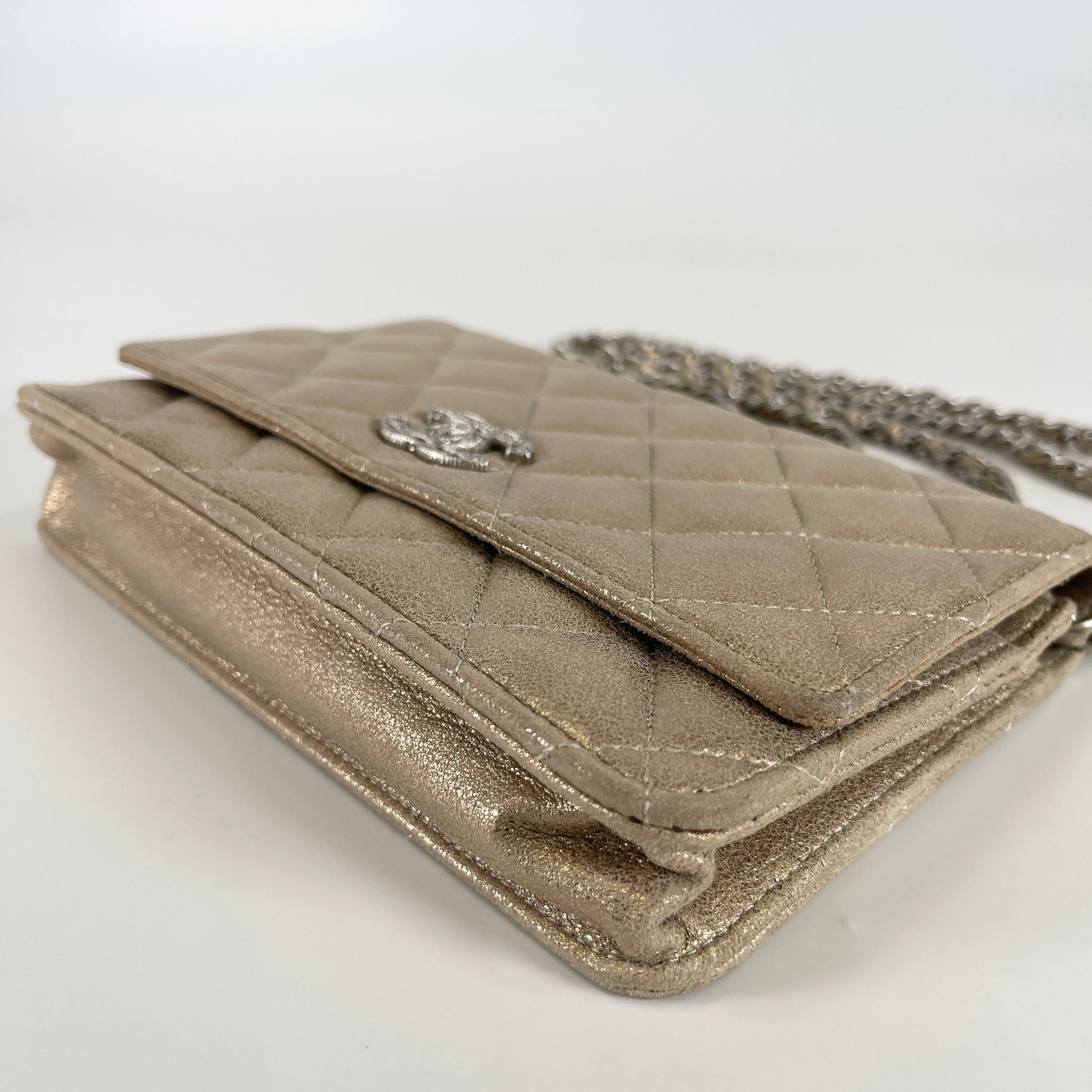2605 secondhand CHANEL Chain Wallet gold