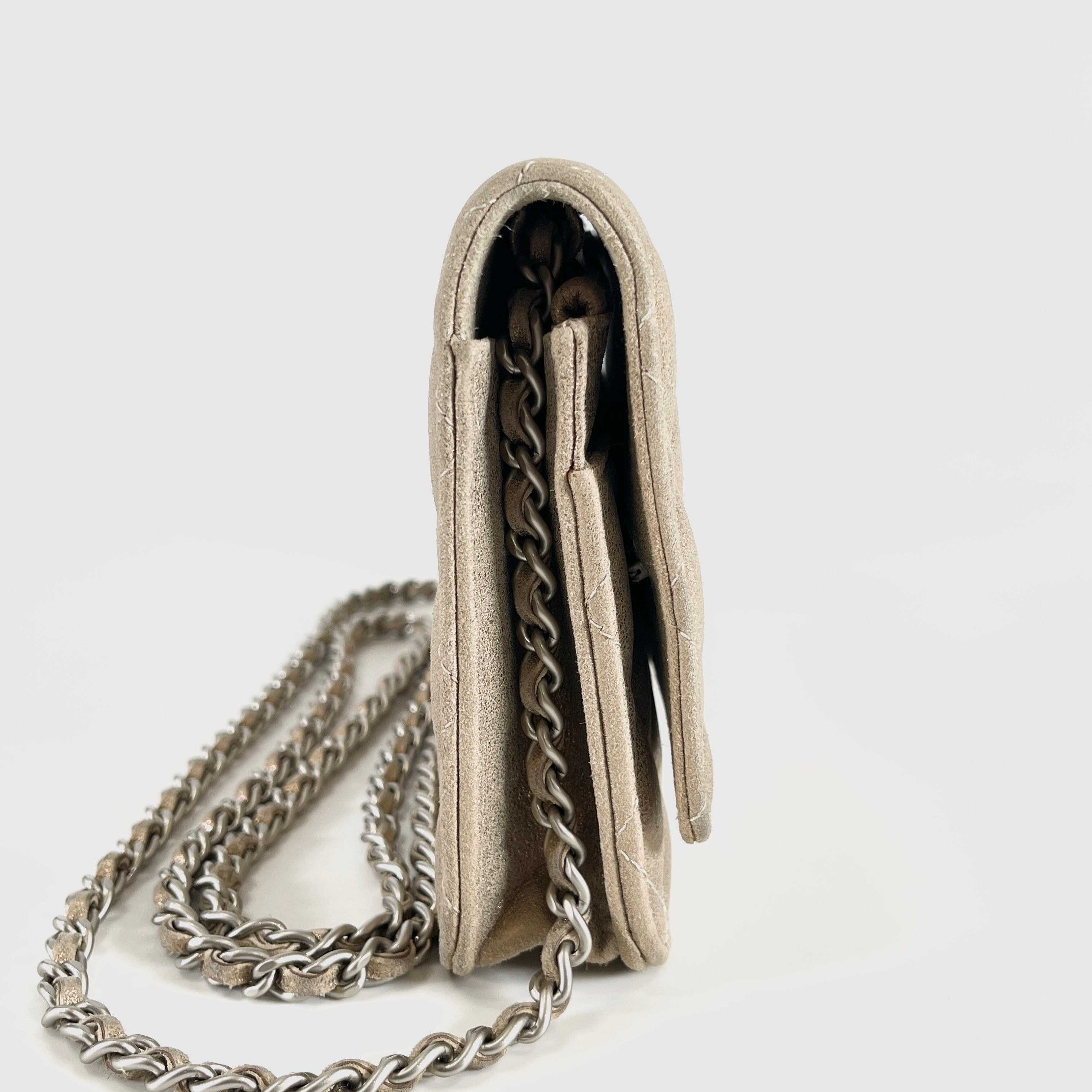 2605 secondhand CHANEL Chain Wallet gold